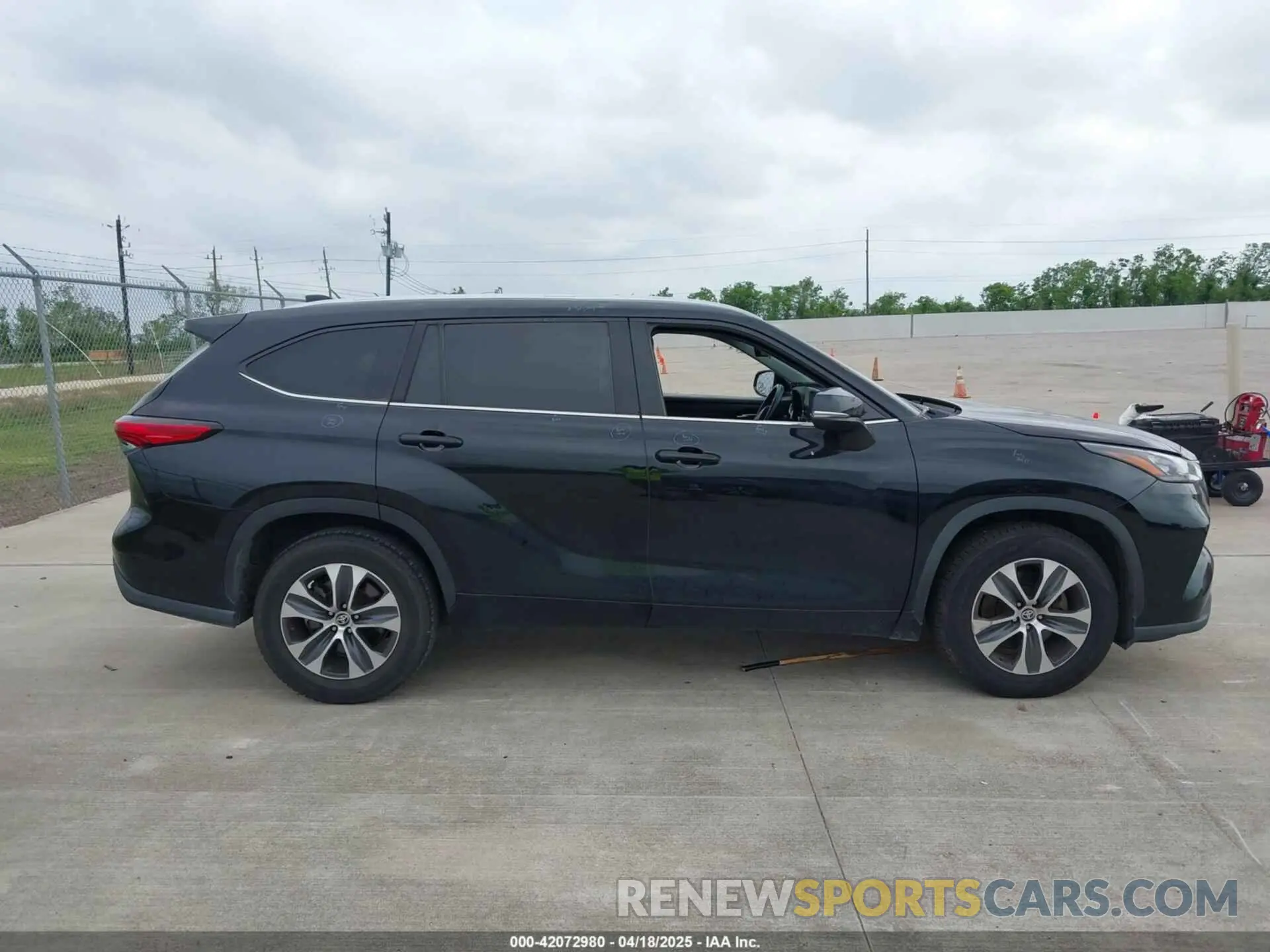 13 Photograph of a damaged car 5TDGZRAH3LS504430 TOYOTA HIGHLANDER 2020