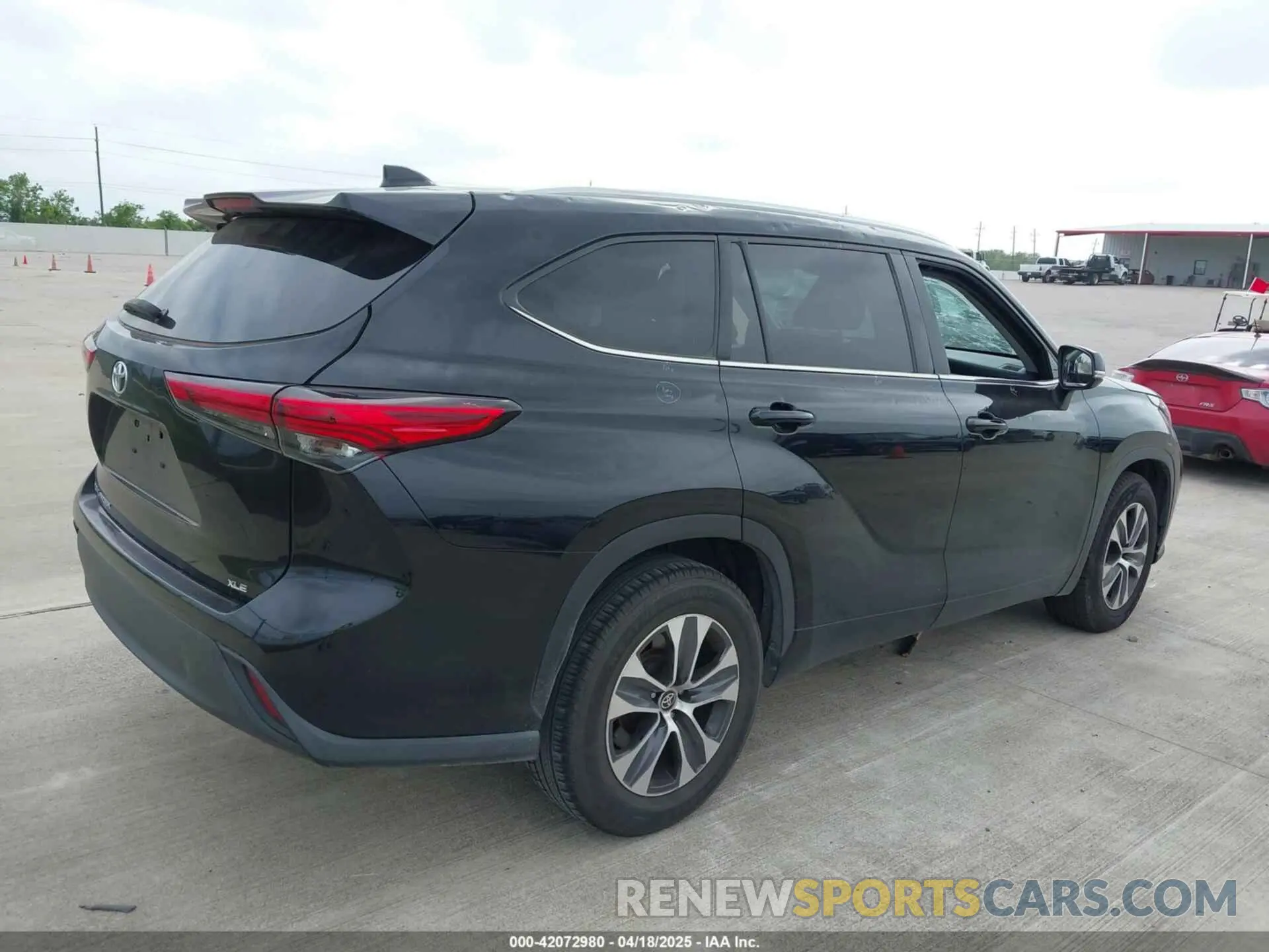 4 Photograph of a damaged car 5TDGZRAH3LS504430 TOYOTA HIGHLANDER 2020