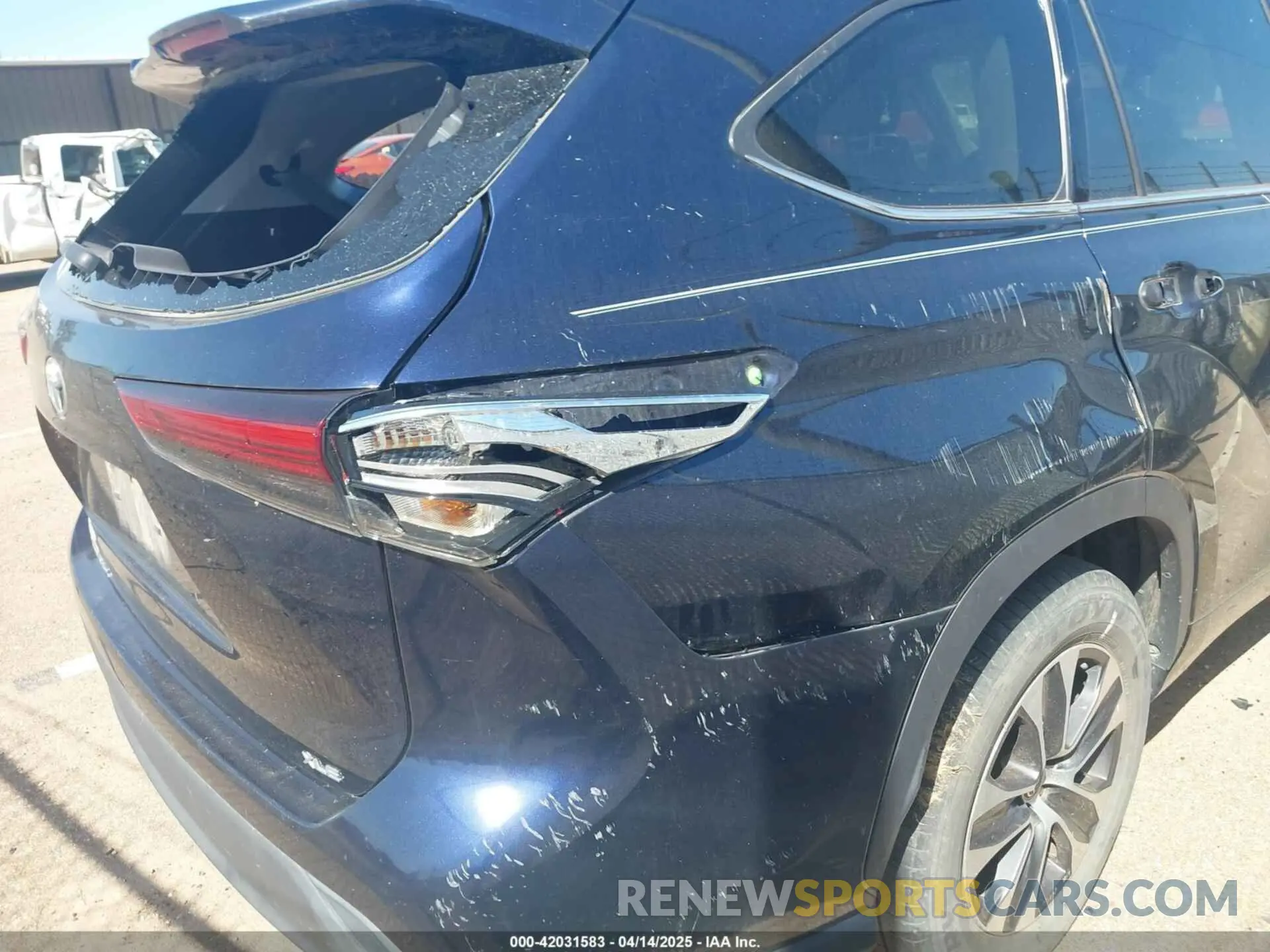 17 Photograph of a damaged car 5TDGZRAH7LS021300 TOYOTA HIGHLANDER 2020