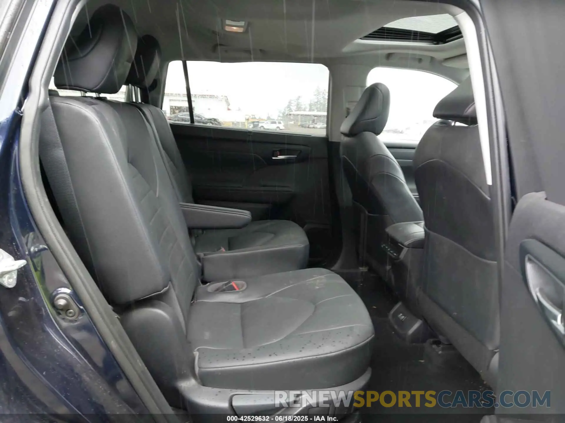 8 Photograph of a damaged car 5TDHBRCH9LS506236 TOYOTA HIGHLANDER 2020