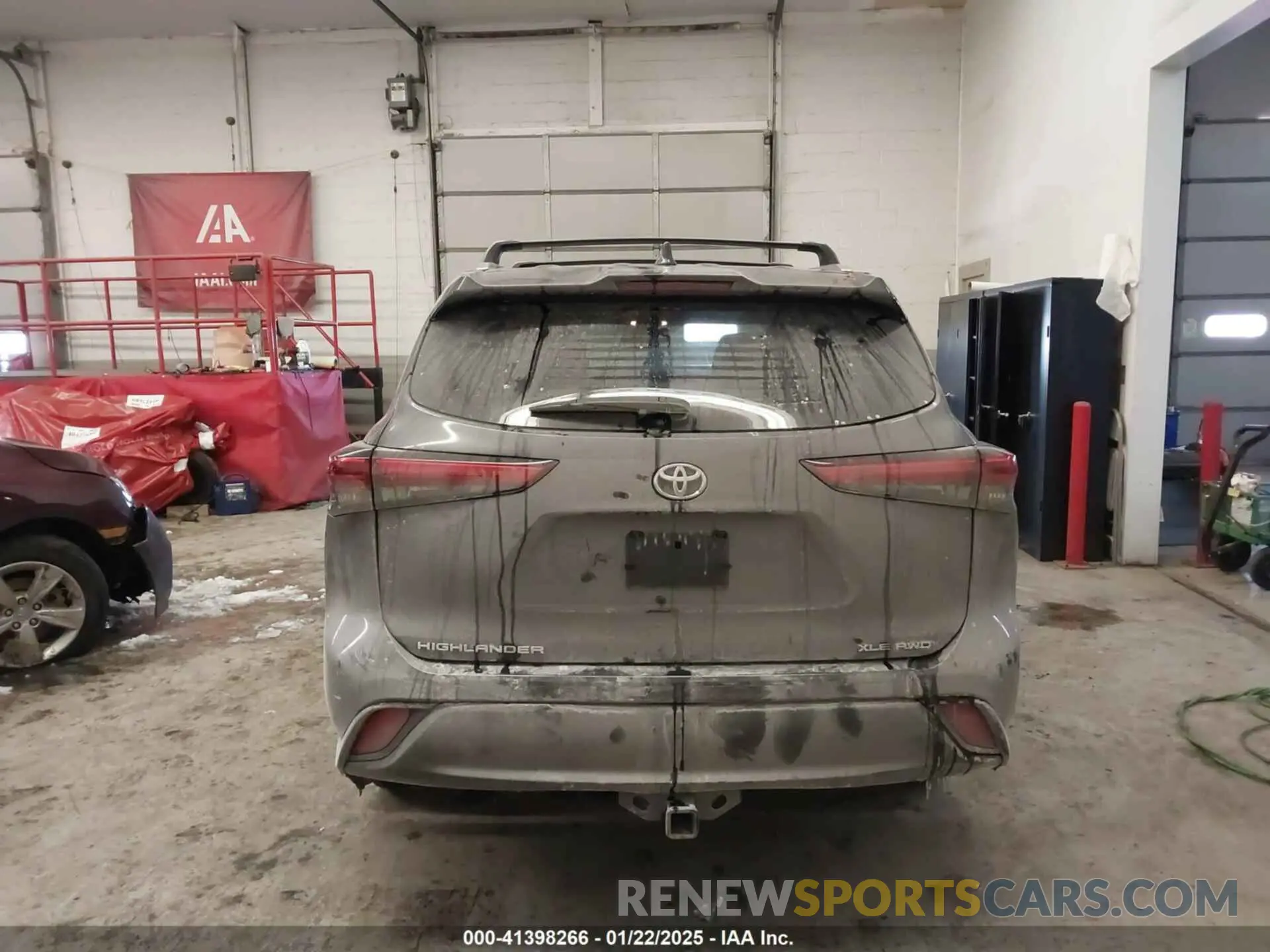 17 Photograph of a damaged car 5TDHZRBH8LS004783 TOYOTA HIGHLANDER 2020