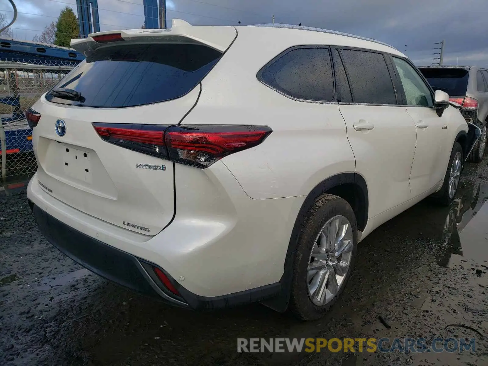 4 Photograph of a damaged car 5TDXBRCH9LS008680 TOYOTA HIGHLANDER 2020