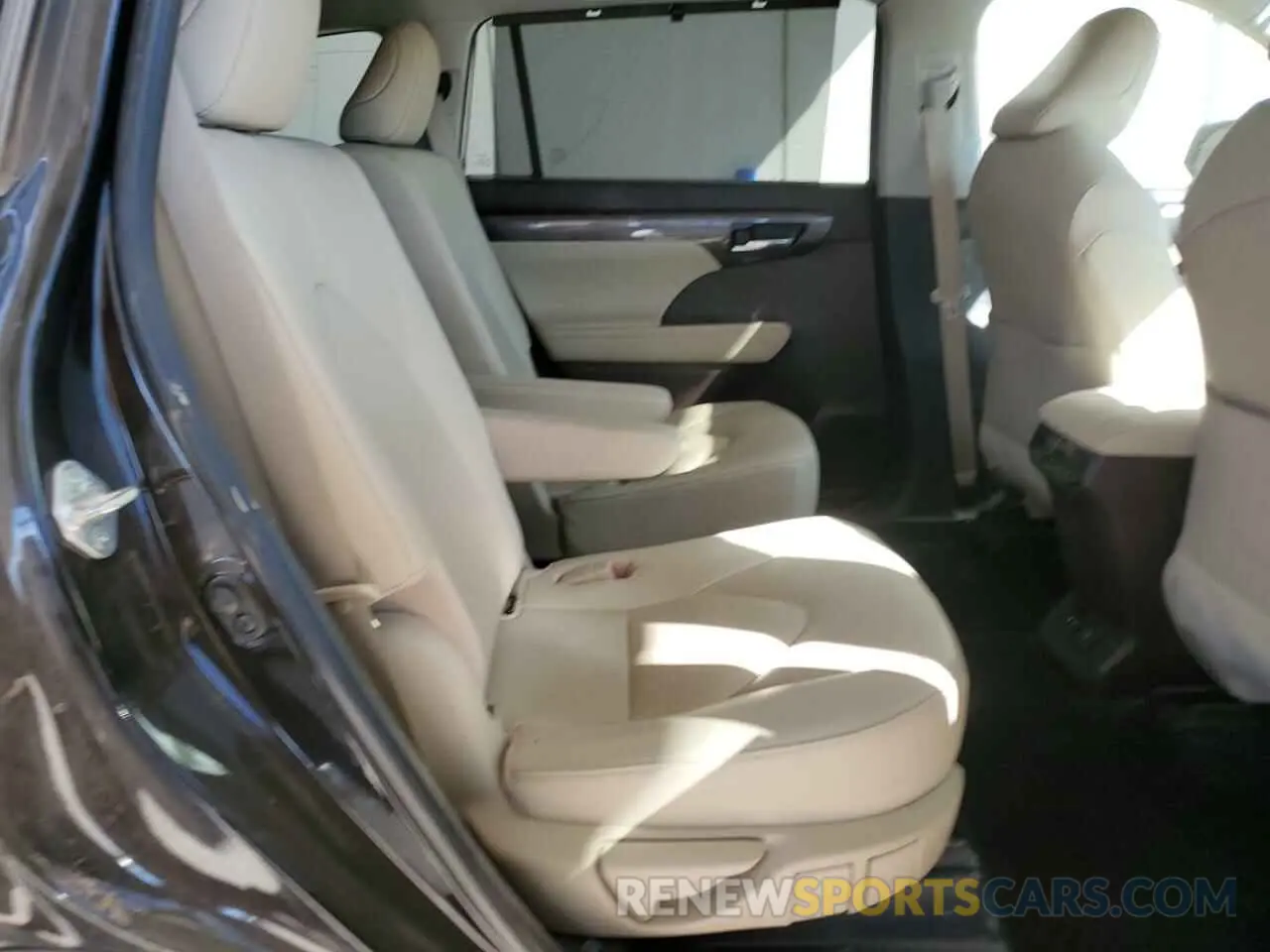 11 Photograph of a damaged car 5TDYZRAH7LS016179 TOYOTA HIGHLANDER 2020