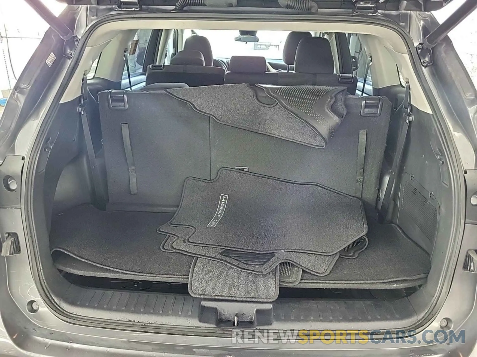 17 Photograph of a damaged car 5TDBZRBHXMS128920 TOYOTA HIGHLANDER 2021