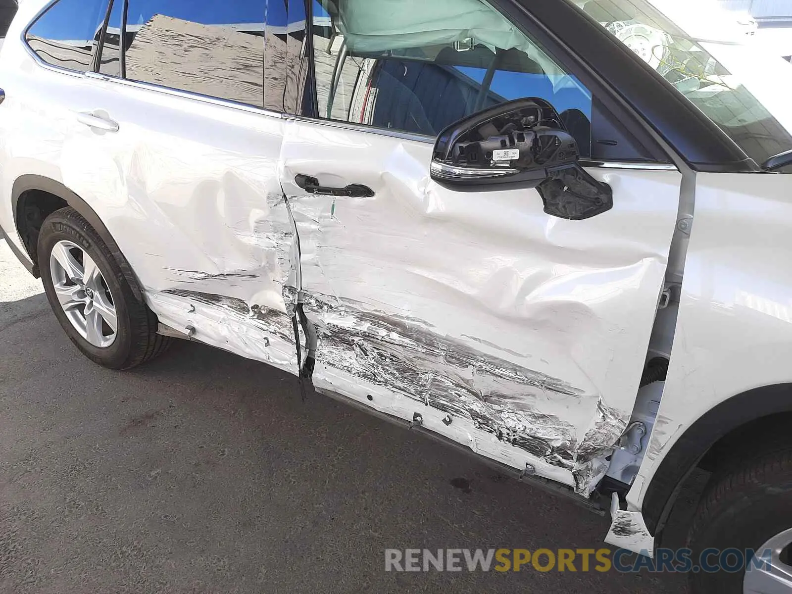 9 Photograph of a damaged car 5TDCZRAH1MS517452 TOYOTA HIGHLANDER 2021