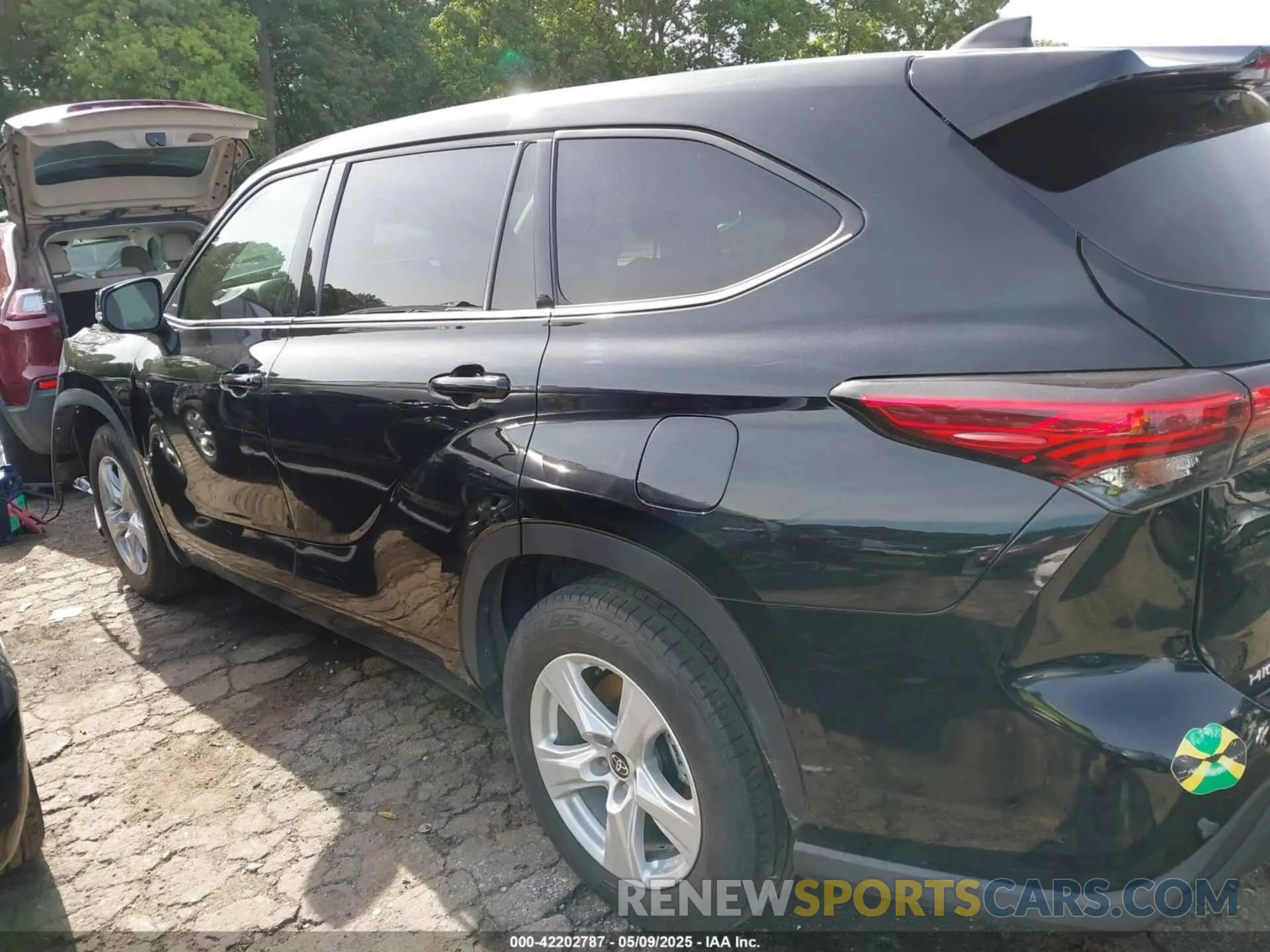 14 Photograph of a damaged car 5TDCZRAH6MS033499 TOYOTA HIGHLANDER 2021