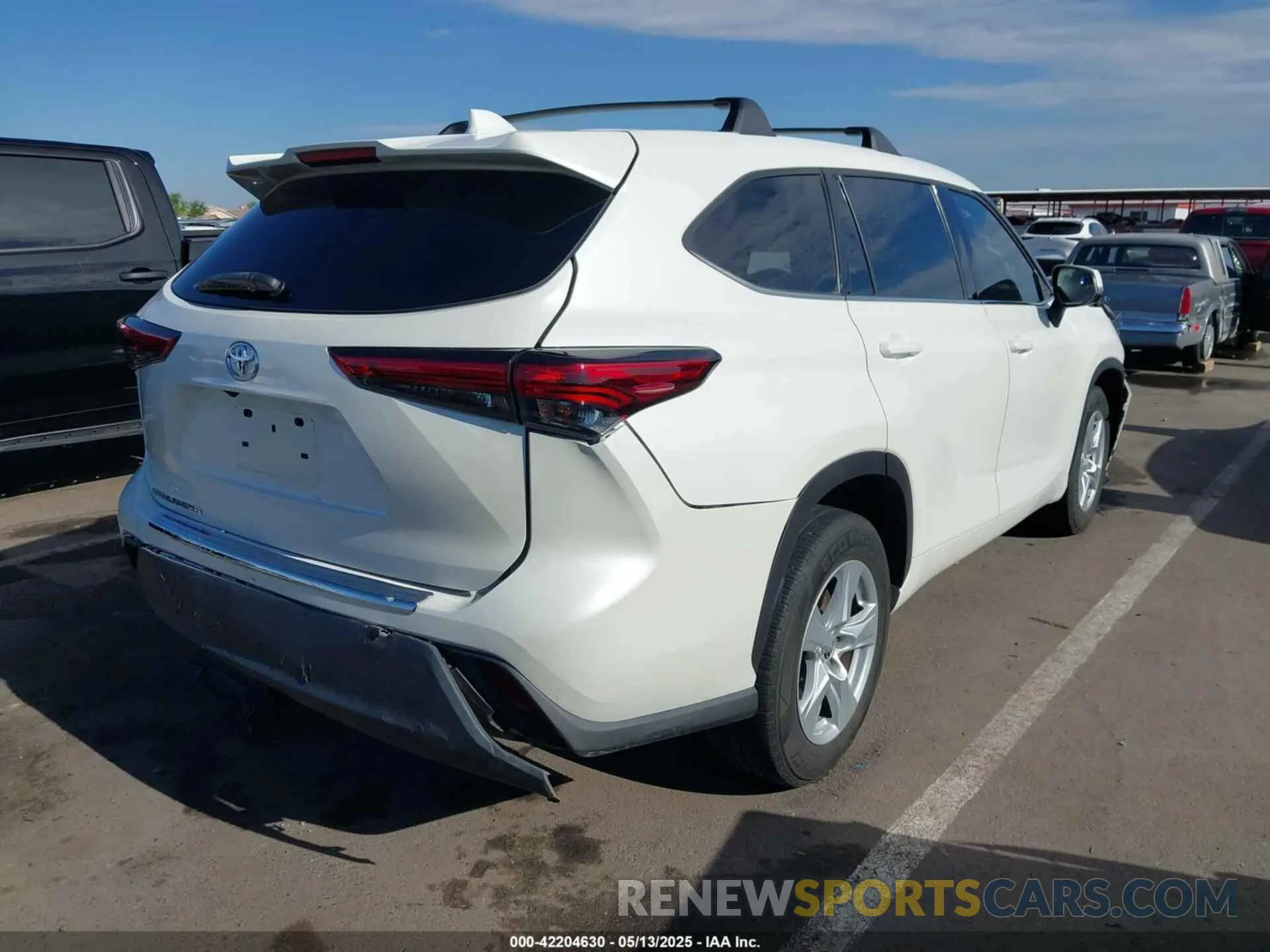 4 Photograph of a damaged car 5TDCZRAH7MS064535 TOYOTA HIGHLANDER 2021