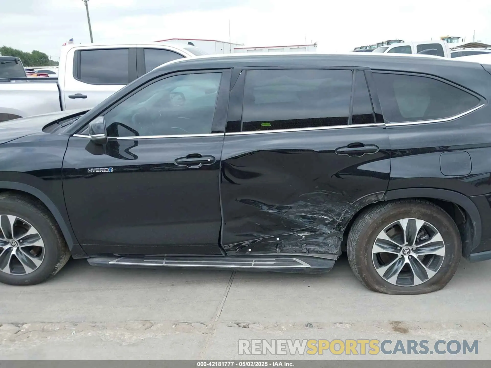 14 Photograph of a damaged car 5TDGARAH6MS504009 TOYOTA HIGHLANDER 2021