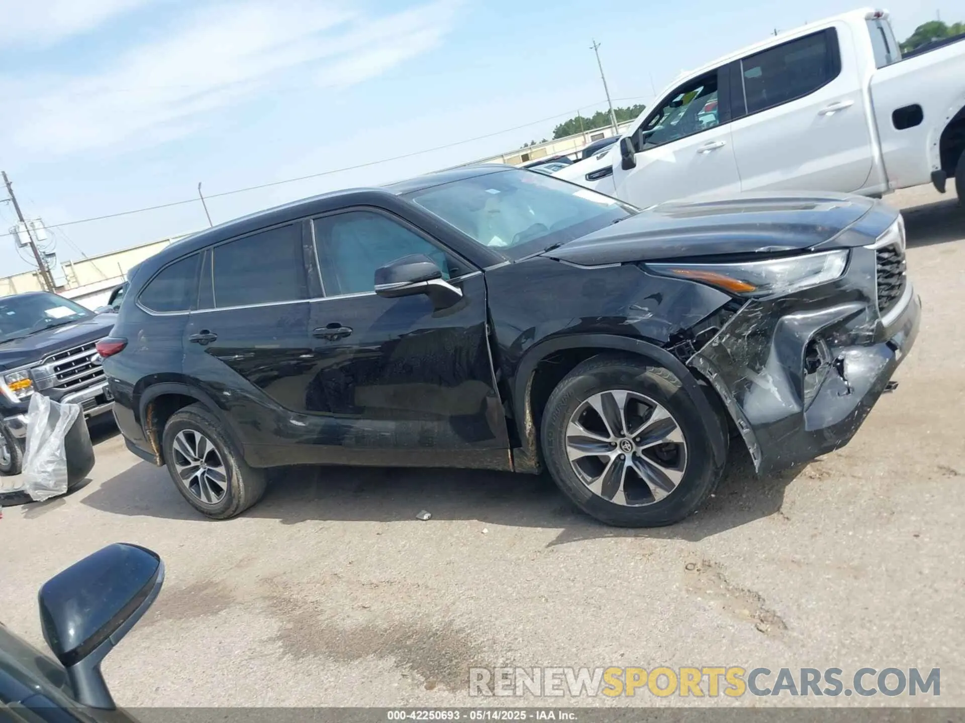 13 Photograph of a damaged car 5TDGZRAH5MS041322 TOYOTA HIGHLANDER 2021