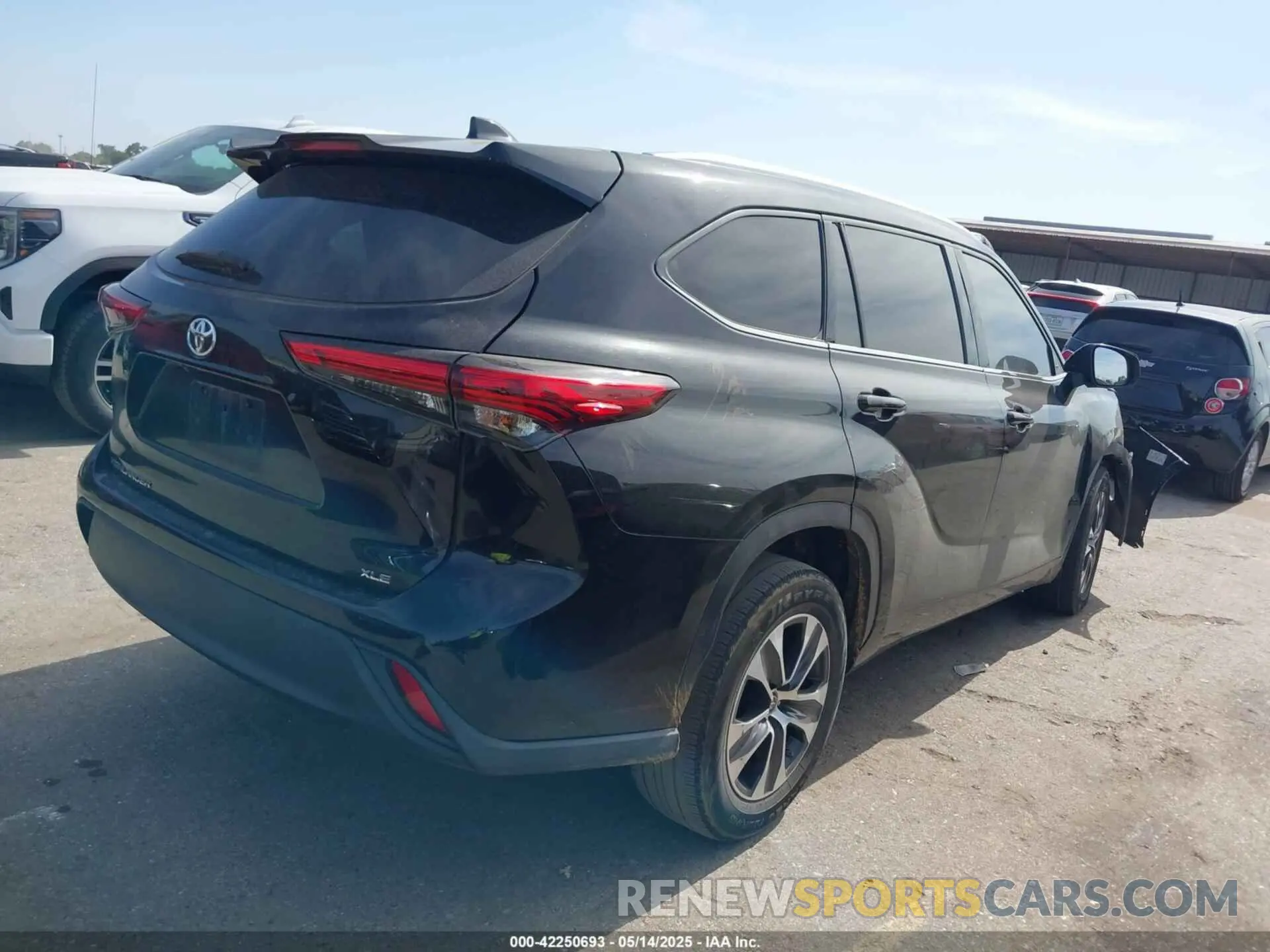 4 Photograph of a damaged car 5TDGZRAH5MS041322 TOYOTA HIGHLANDER 2021