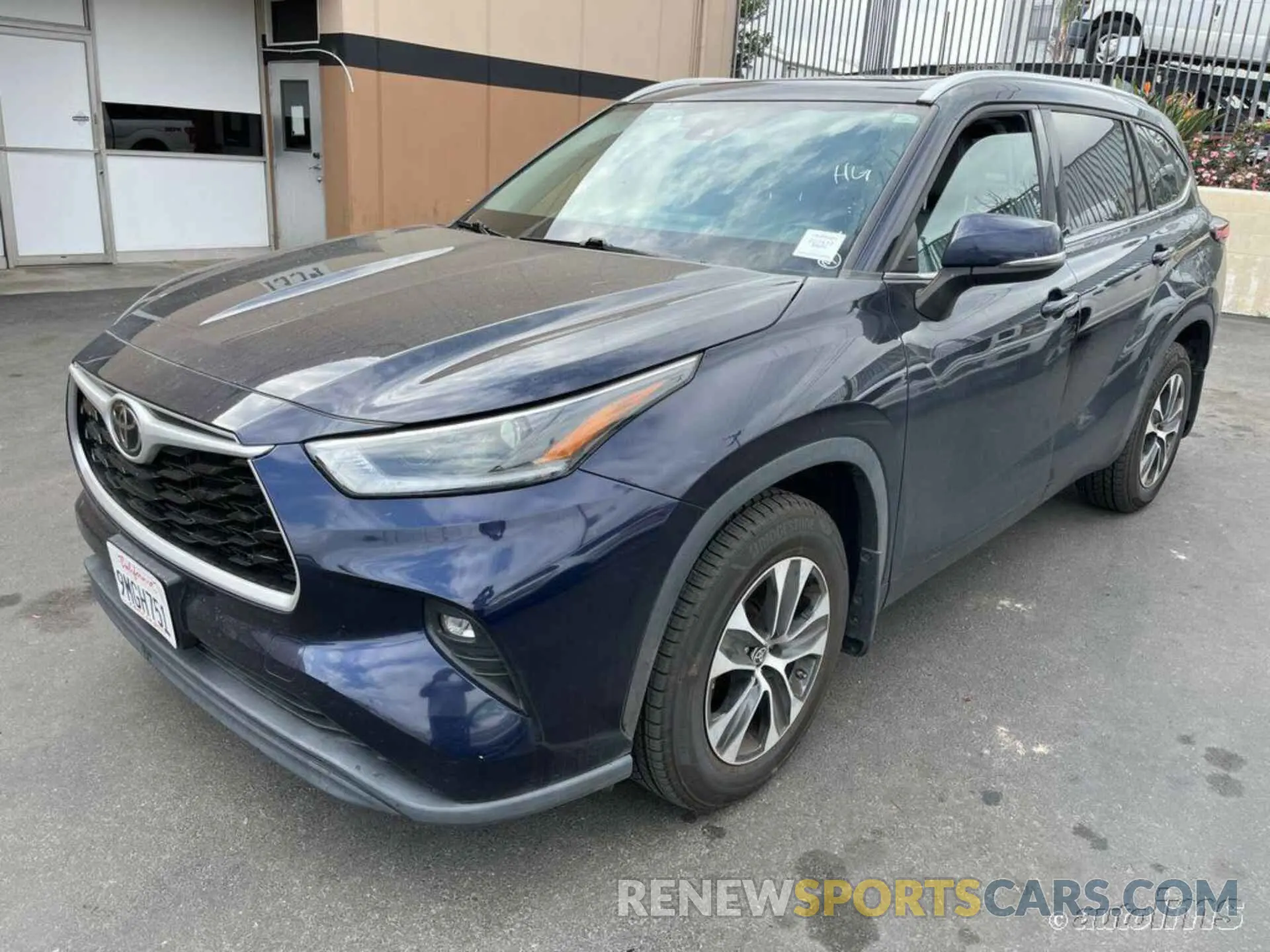 2 Photograph of a damaged car 5TDGZRBH1MS127290 TOYOTA HIGHLANDER 2021