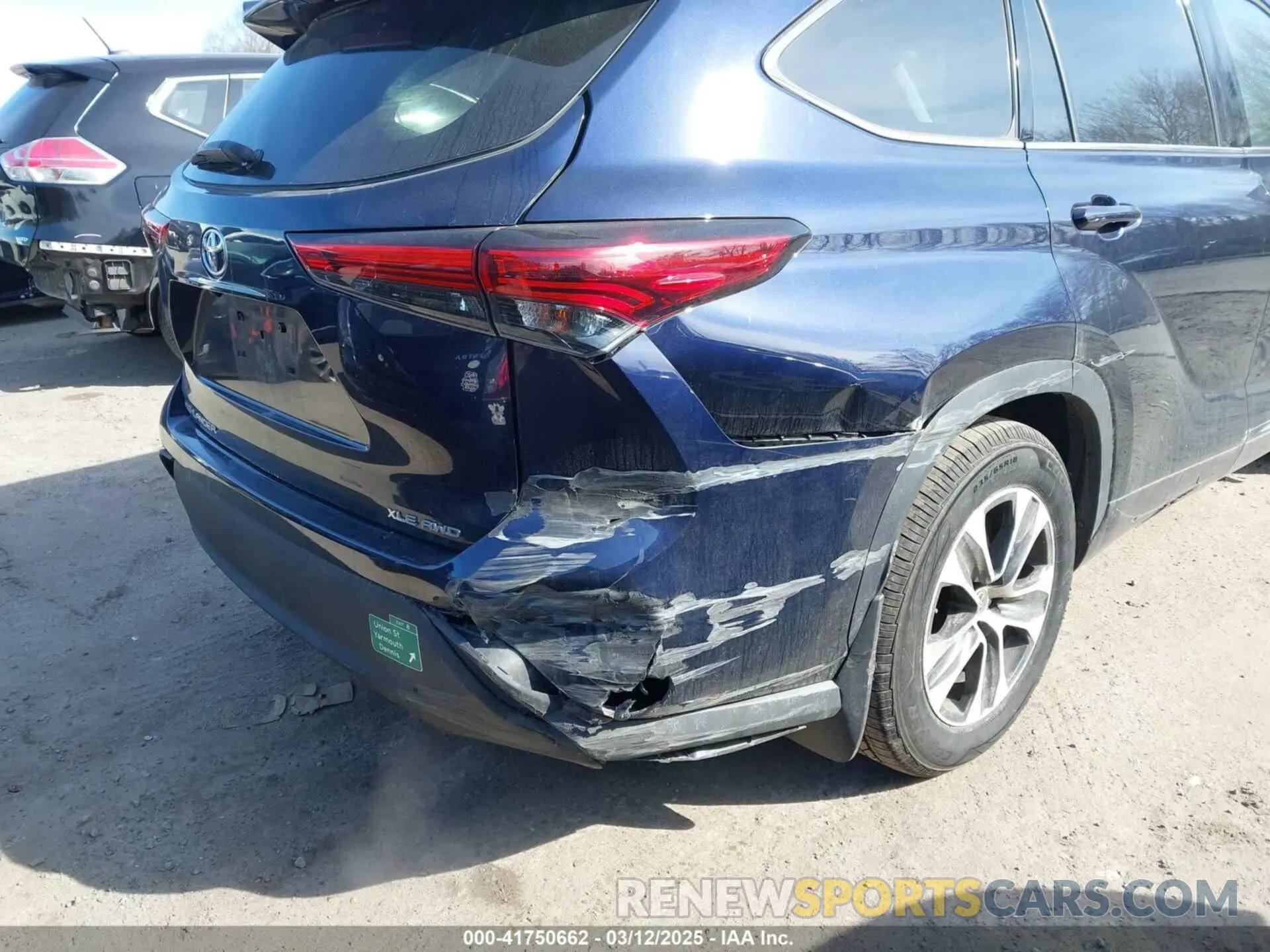 17 Photograph of a damaged car 5TDGZRBH2MS142347 TOYOTA HIGHLANDER 2021