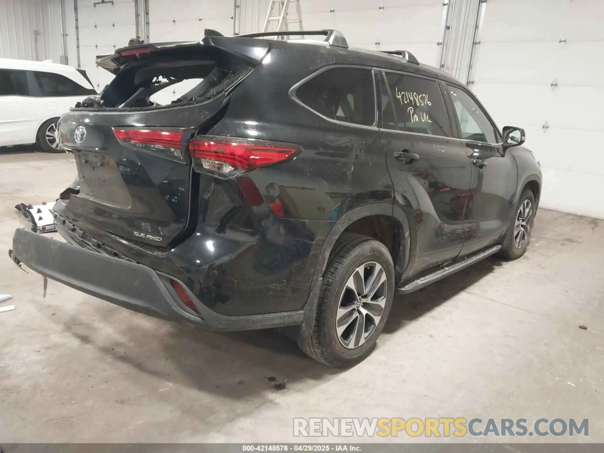 4 Photograph of a damaged car 5TDGZRBH3MS548427 TOYOTA HIGHLANDER 2021