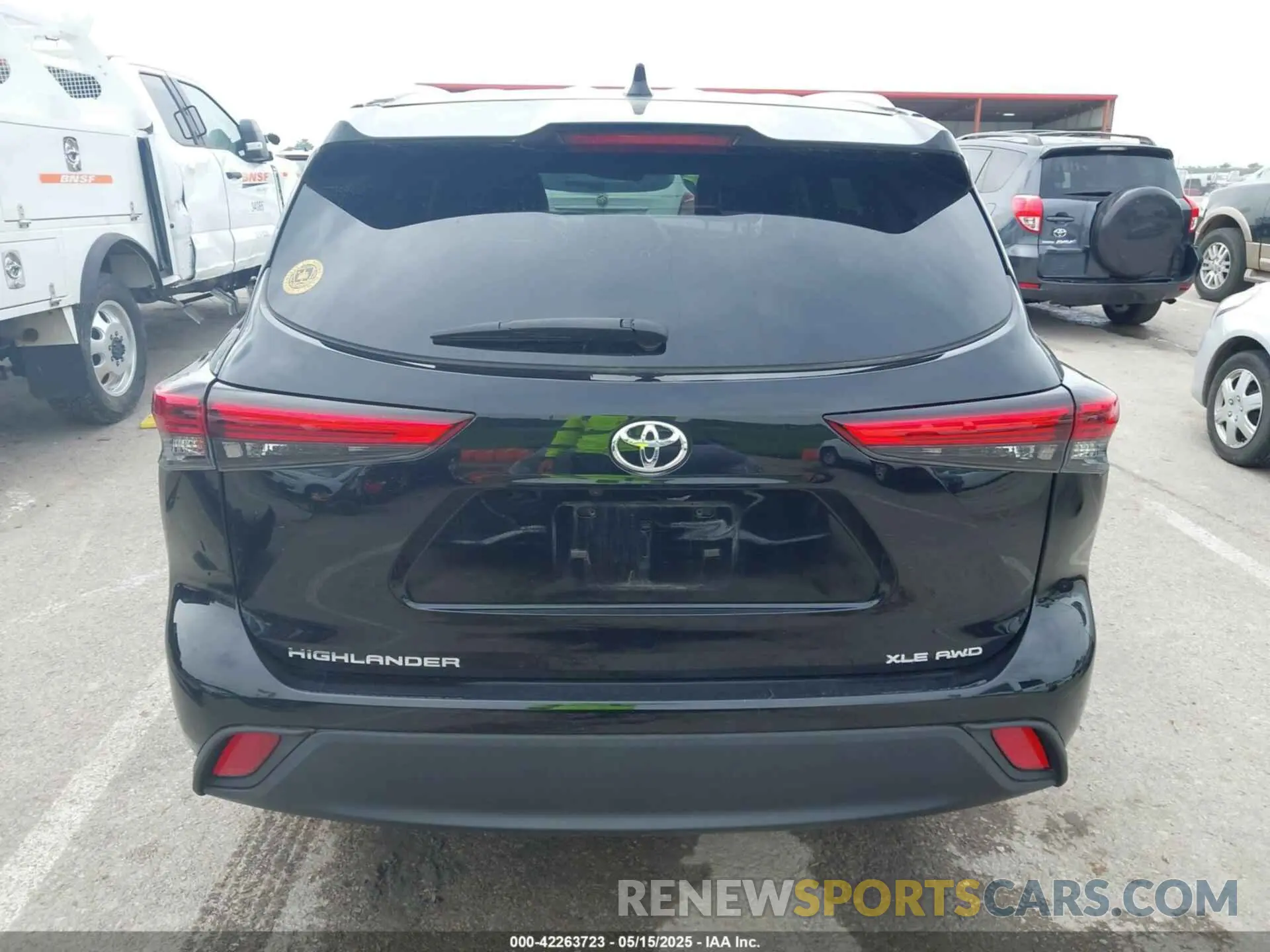 17 Photograph of a damaged car 5TDGZRBH5MS160549 TOYOTA HIGHLANDER 2021