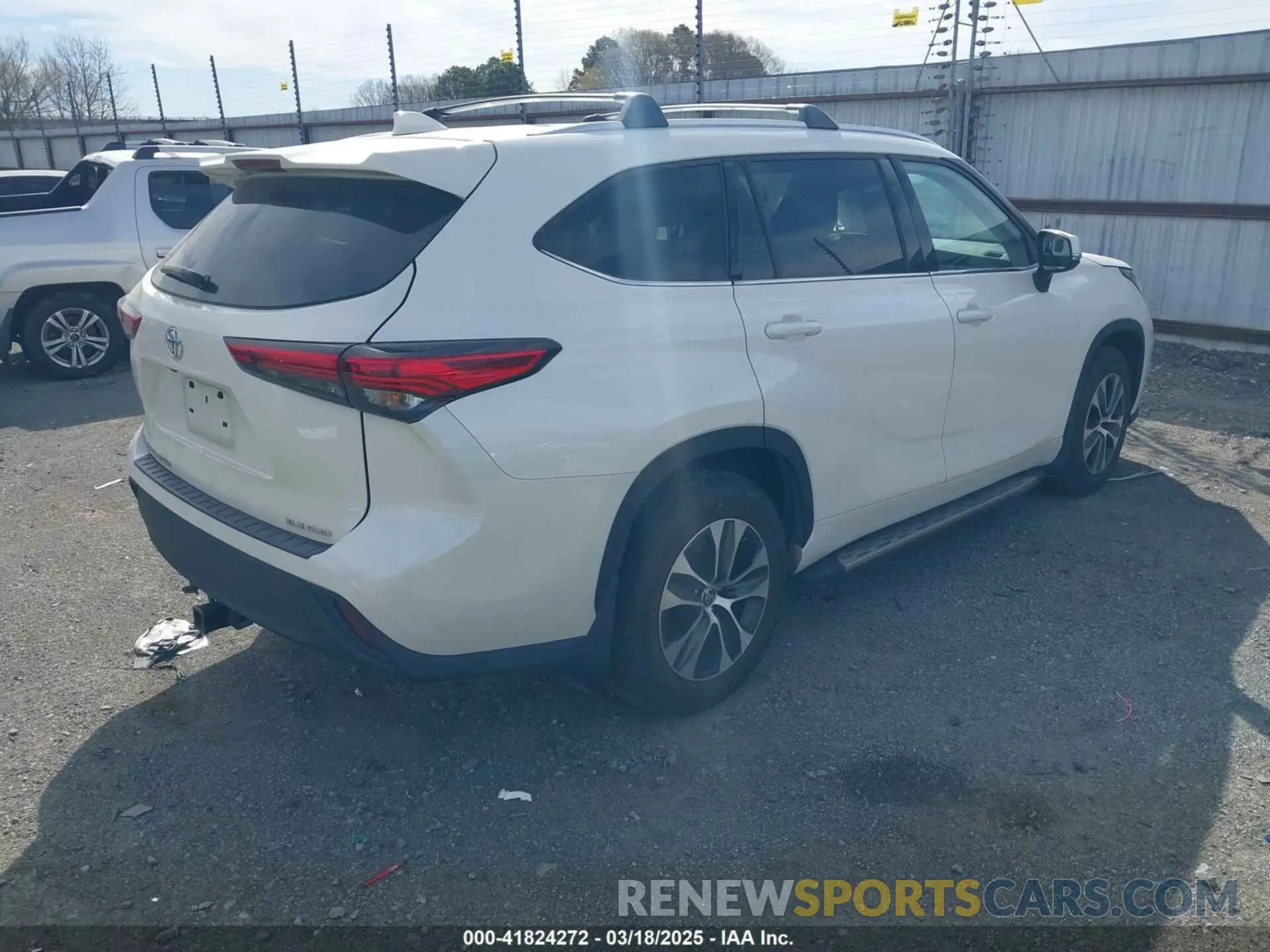 4 Photograph of a damaged car 5TDGZRBH8MS140196 TOYOTA HIGHLANDER 2021