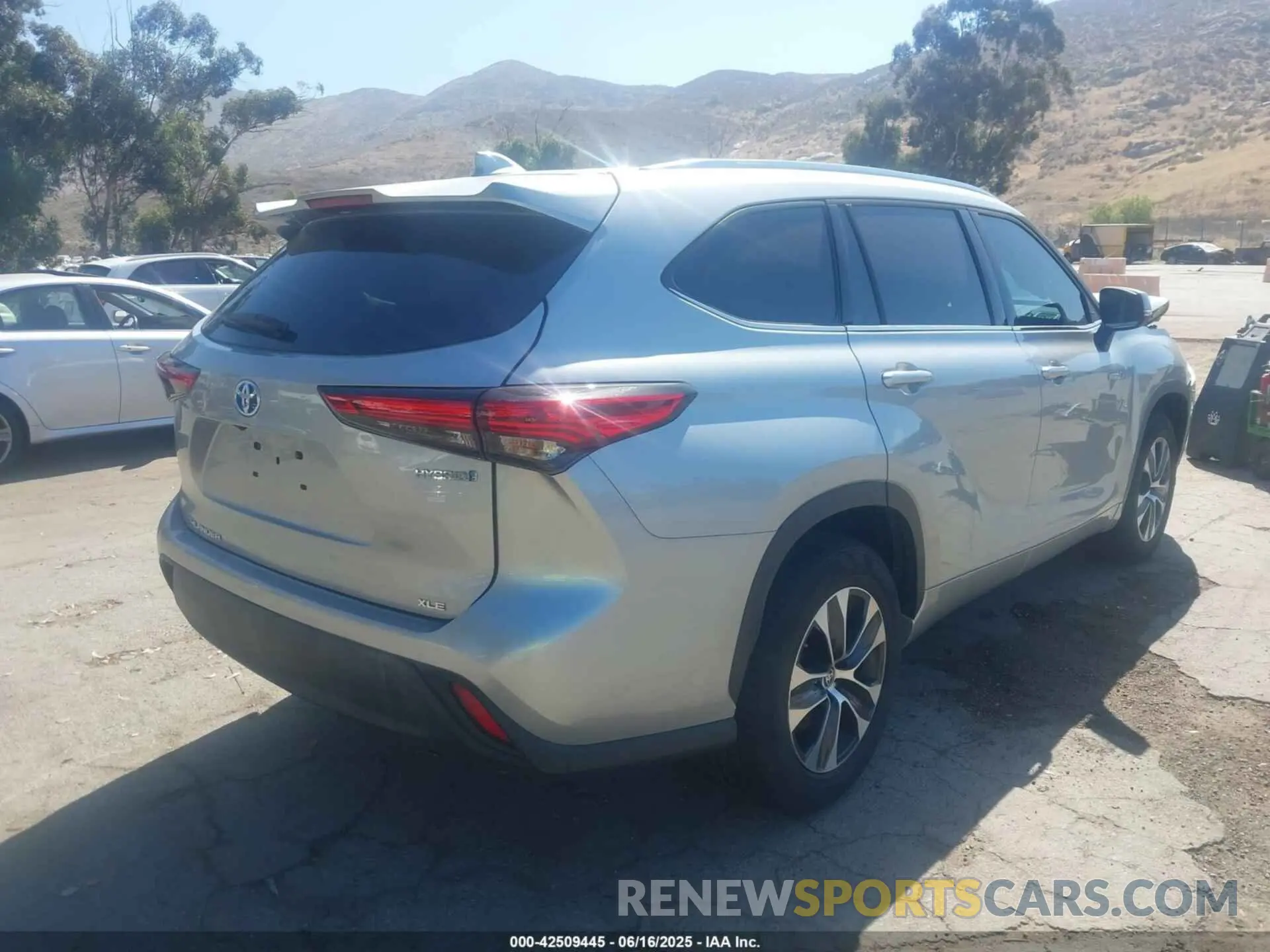 4 Photograph of a damaged car 5TDHARAH9MS506261 TOYOTA HIGHLANDER 2021