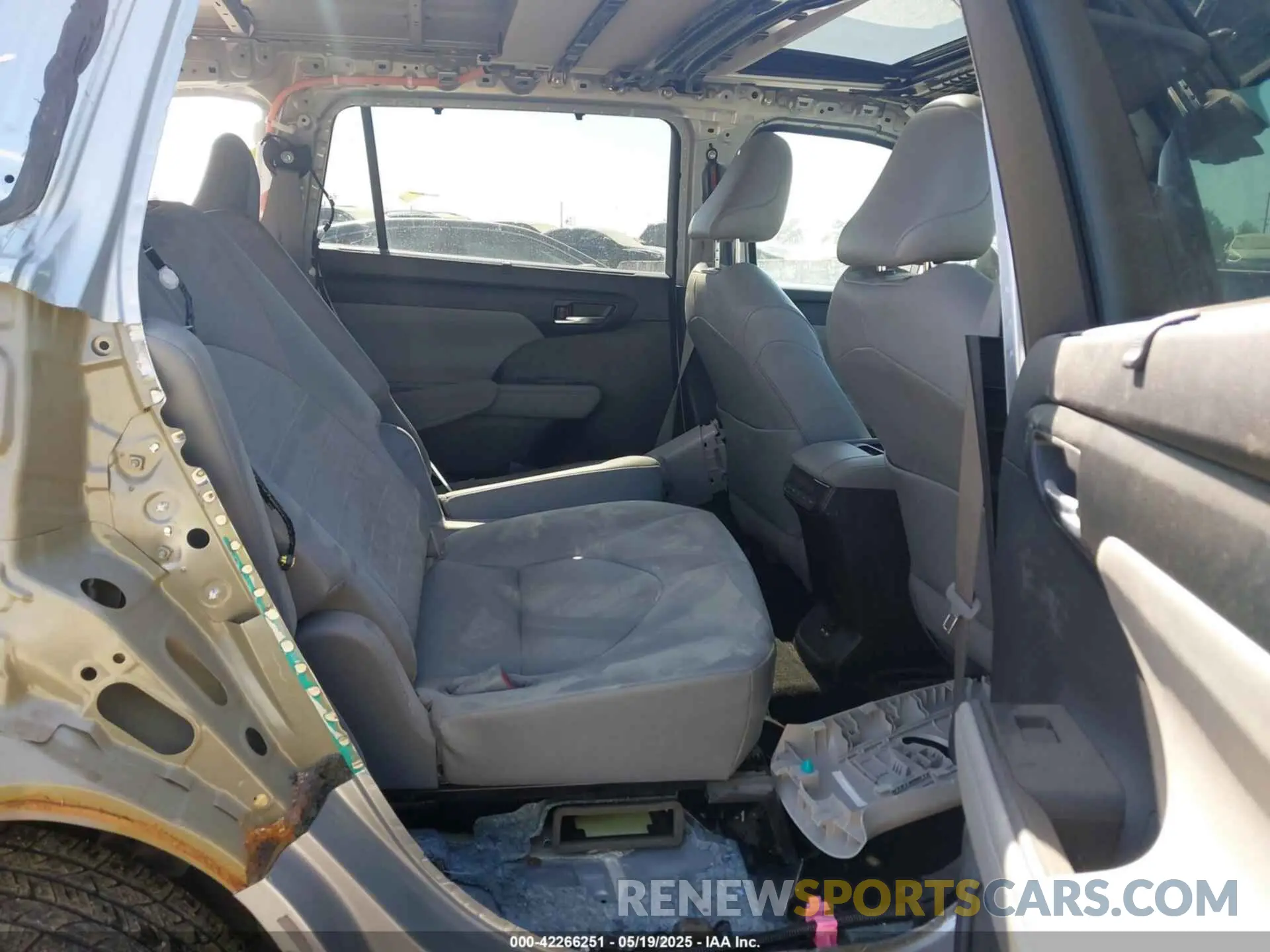 8 Photograph of a damaged car 5TDHBRCH0MS517918 TOYOTA HIGHLANDER 2021