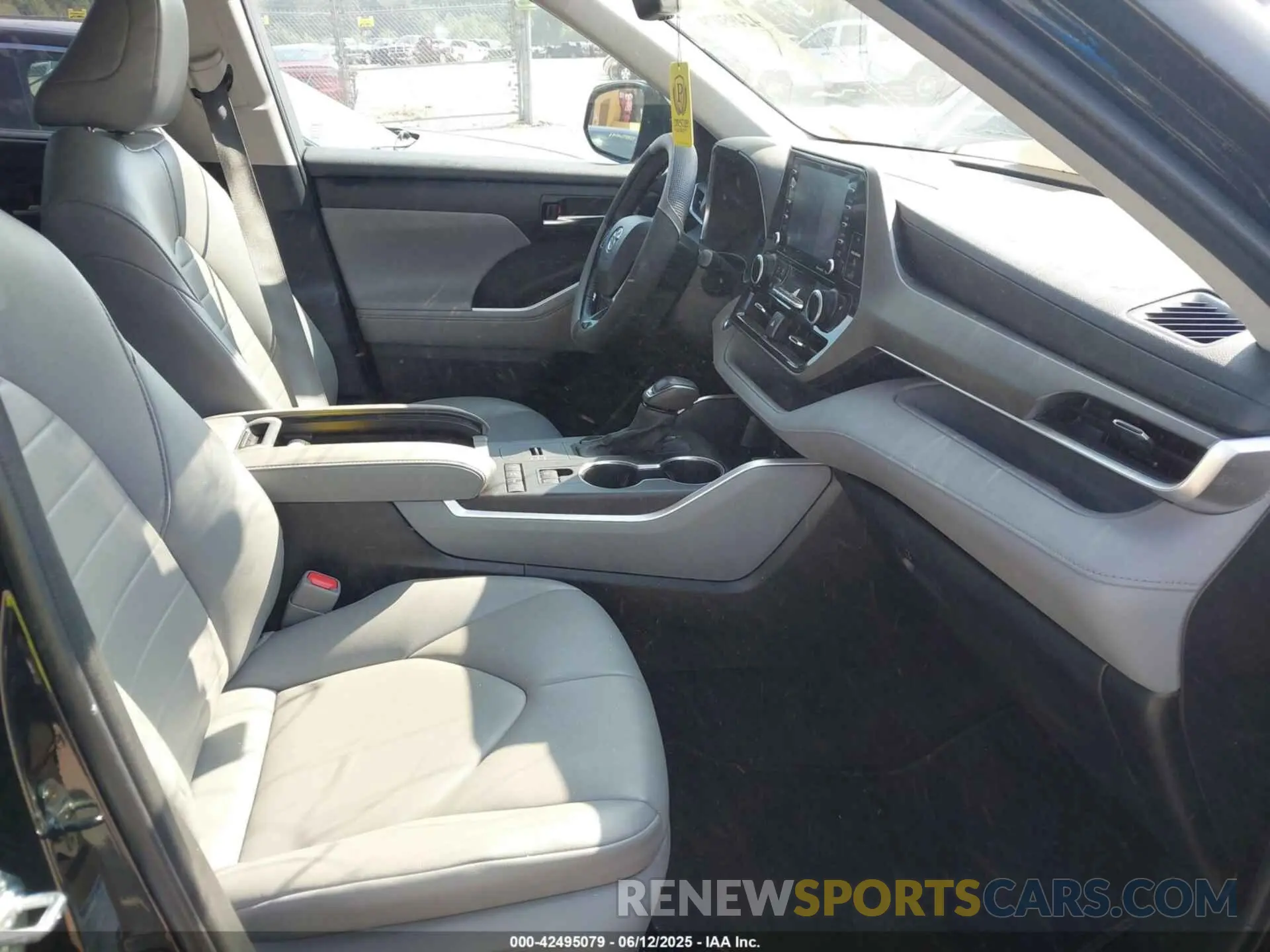 5 Photograph of a damaged car 5TDHBRCH3MS524975 TOYOTA HIGHLANDER 2021