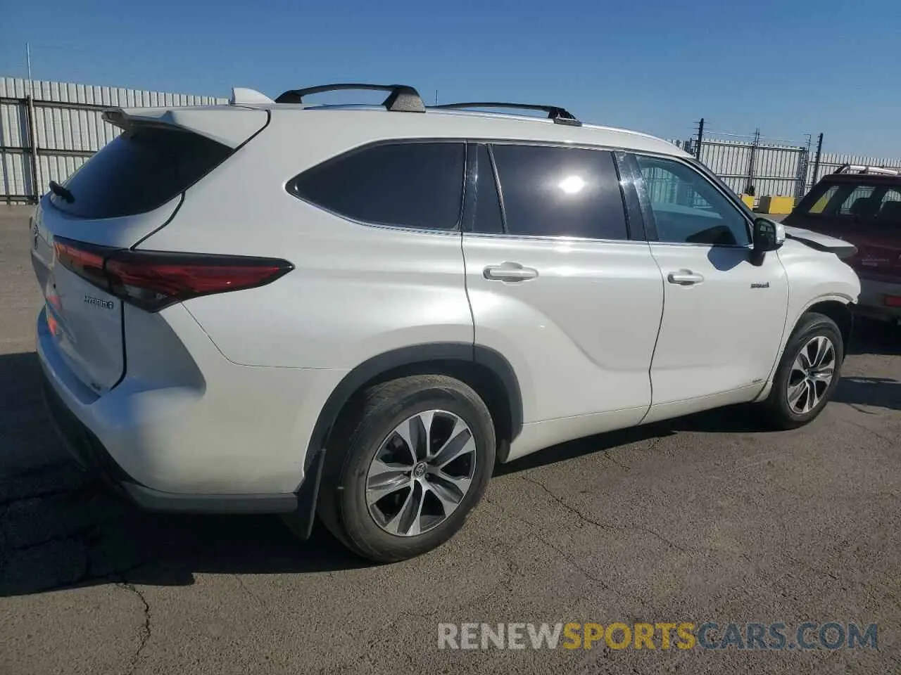 3 Photograph of a damaged car 5TDHBRCH3MS532560 TOYOTA HIGHLANDER 2021