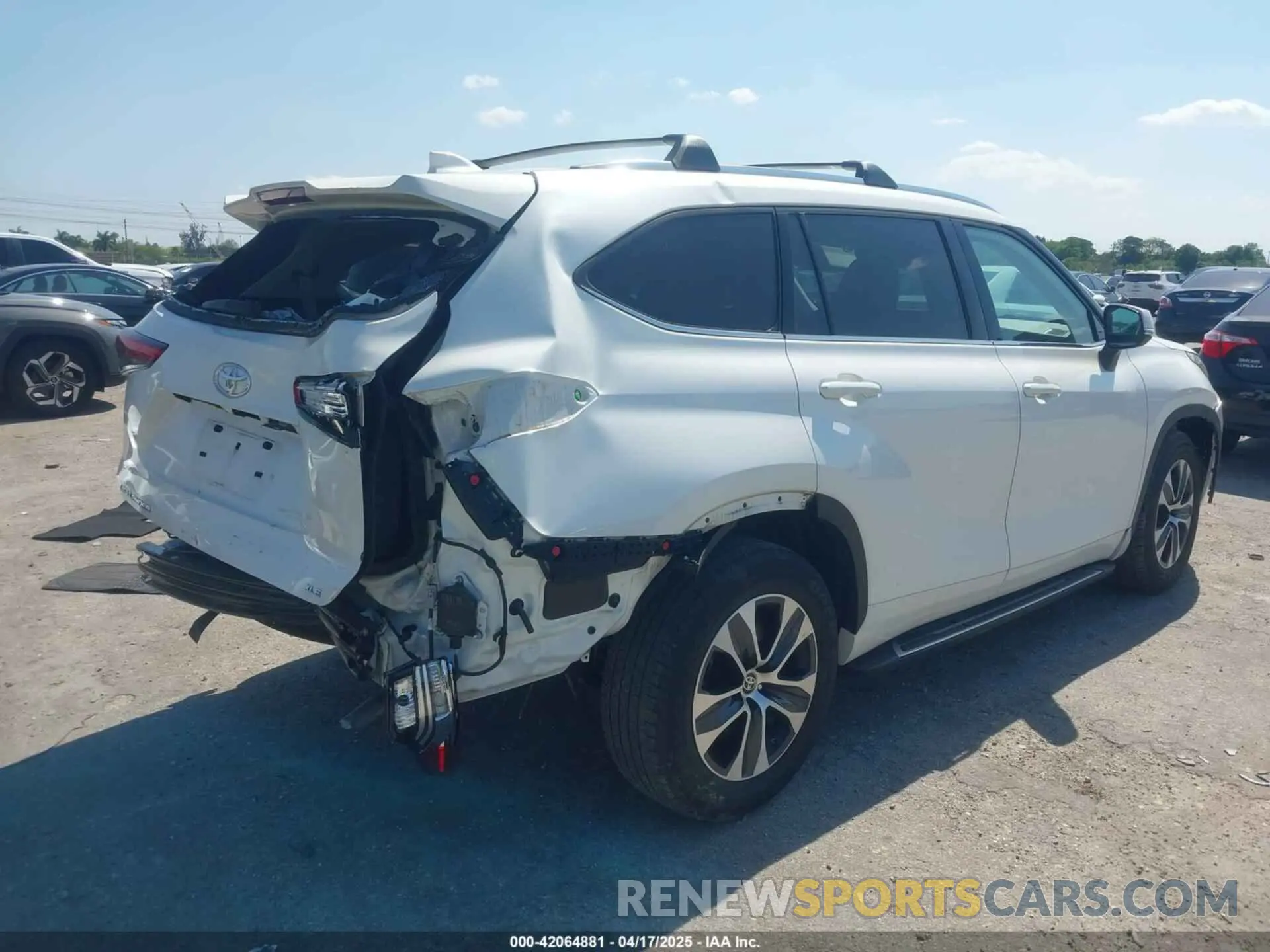 4 Photograph of a damaged car 5TDHZRAH7MS039396 TOYOTA HIGHLANDER 2021
