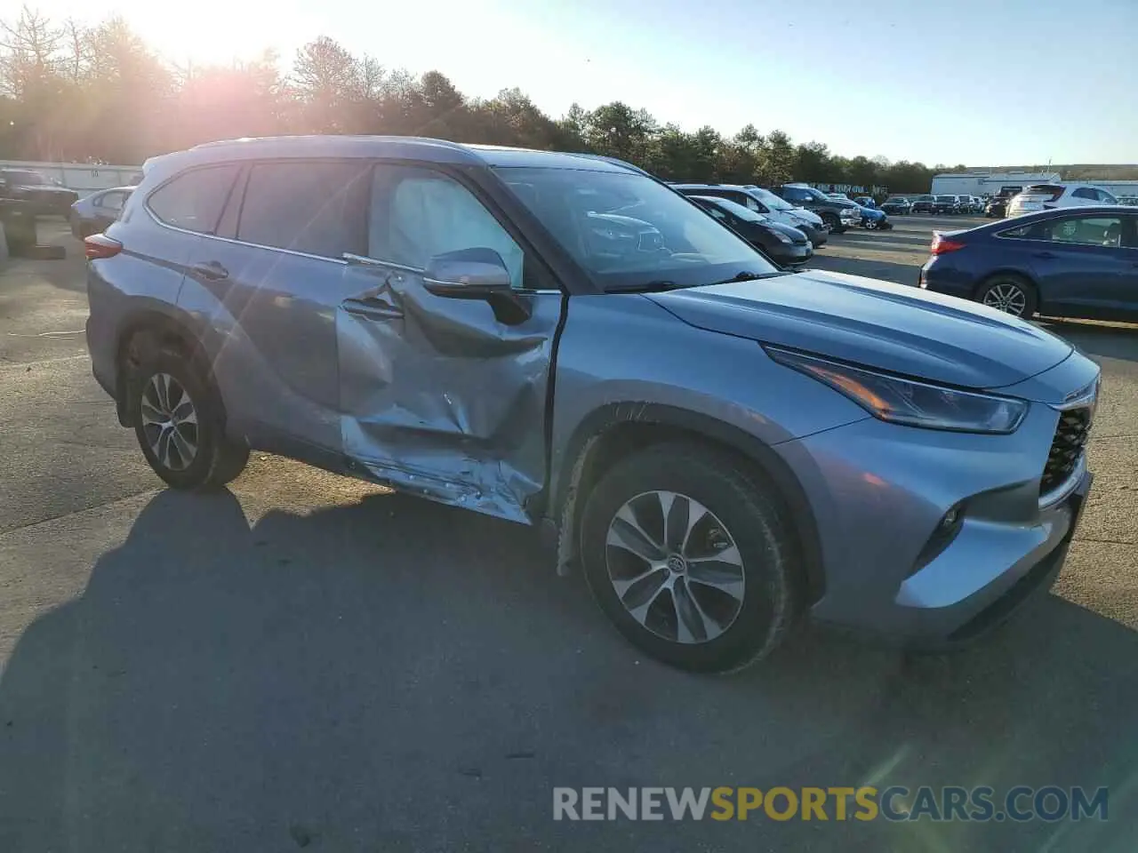 4 Photograph of a damaged car 5TDHZRBH0MS122456 TOYOTA HIGHLANDER 2021