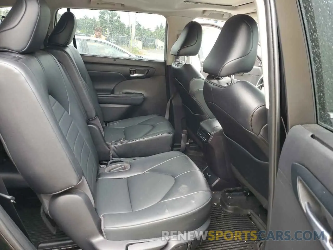 11 Photograph of a damaged car 5TDHZRBH5MS156246 TOYOTA HIGHLANDER 2021