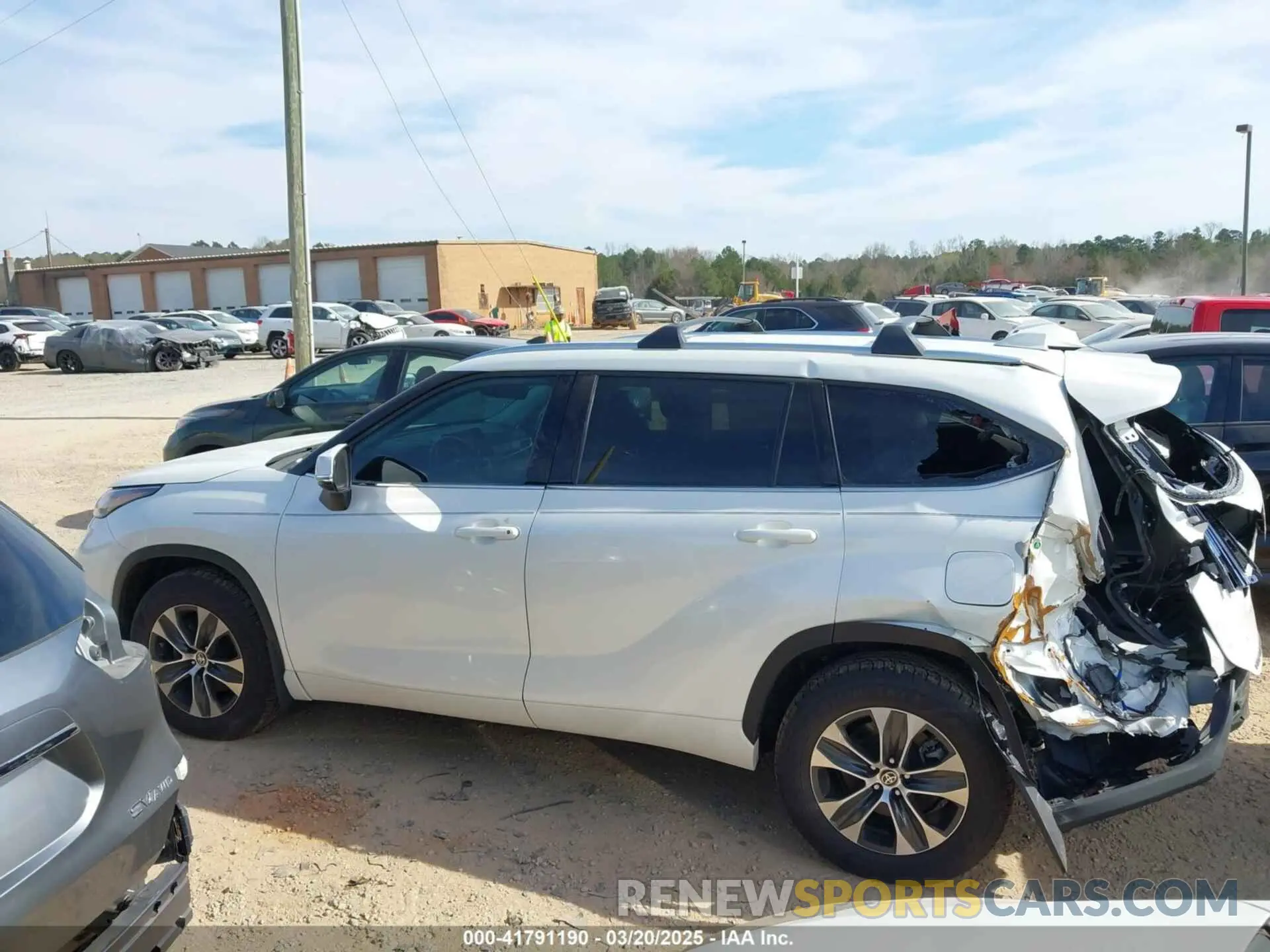 14 Photograph of a damaged car 5TDHZRBH6MS539502 TOYOTA HIGHLANDER 2021