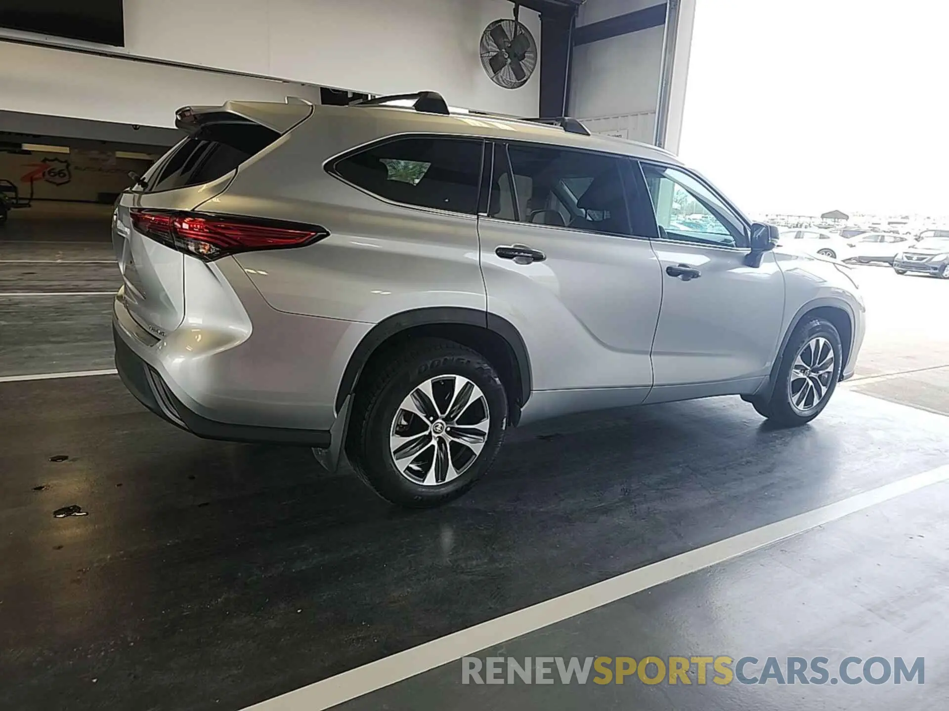 17 Photograph of a damaged car 5TDHZRBHXMS155464 TOYOTA HIGHLANDER 2021