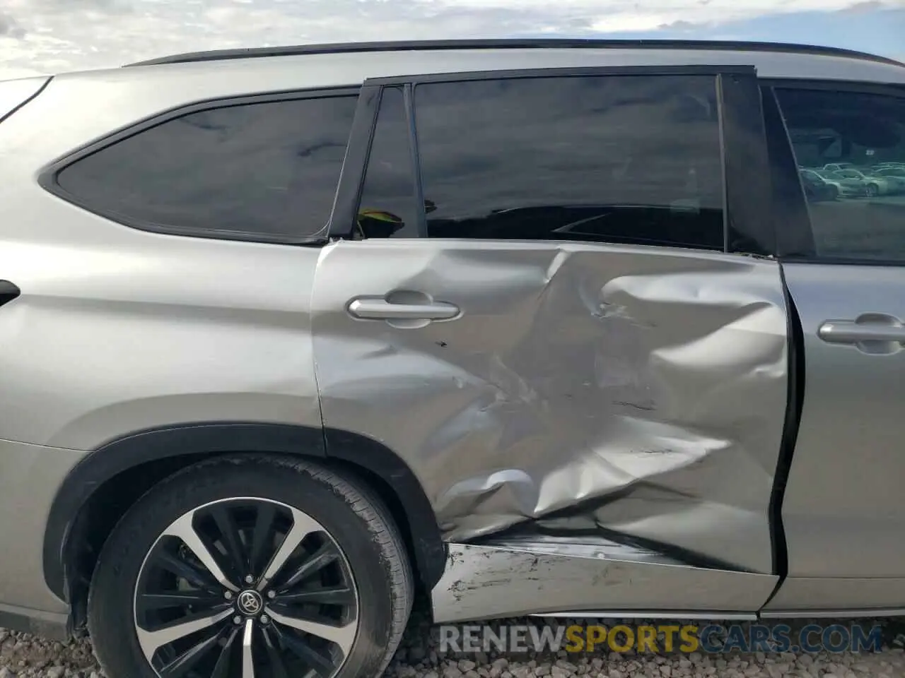 11 Photograph of a damaged car 5TDJZRAH2MS046399 TOYOTA HIGHLANDER 2021