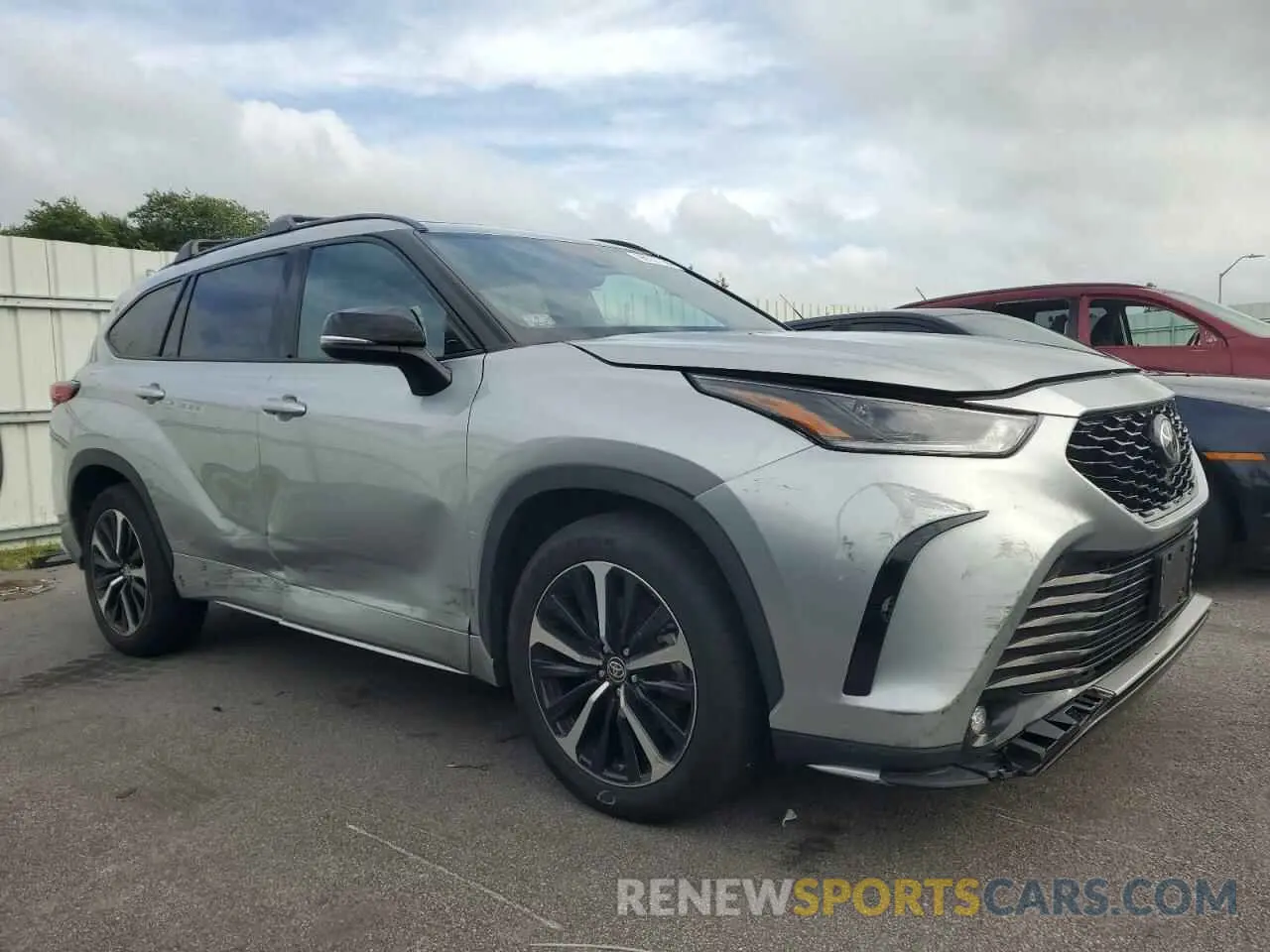 4 Photograph of a damaged car 5TDJZRBHXMS075065 TOYOTA HIGHLANDER 2021