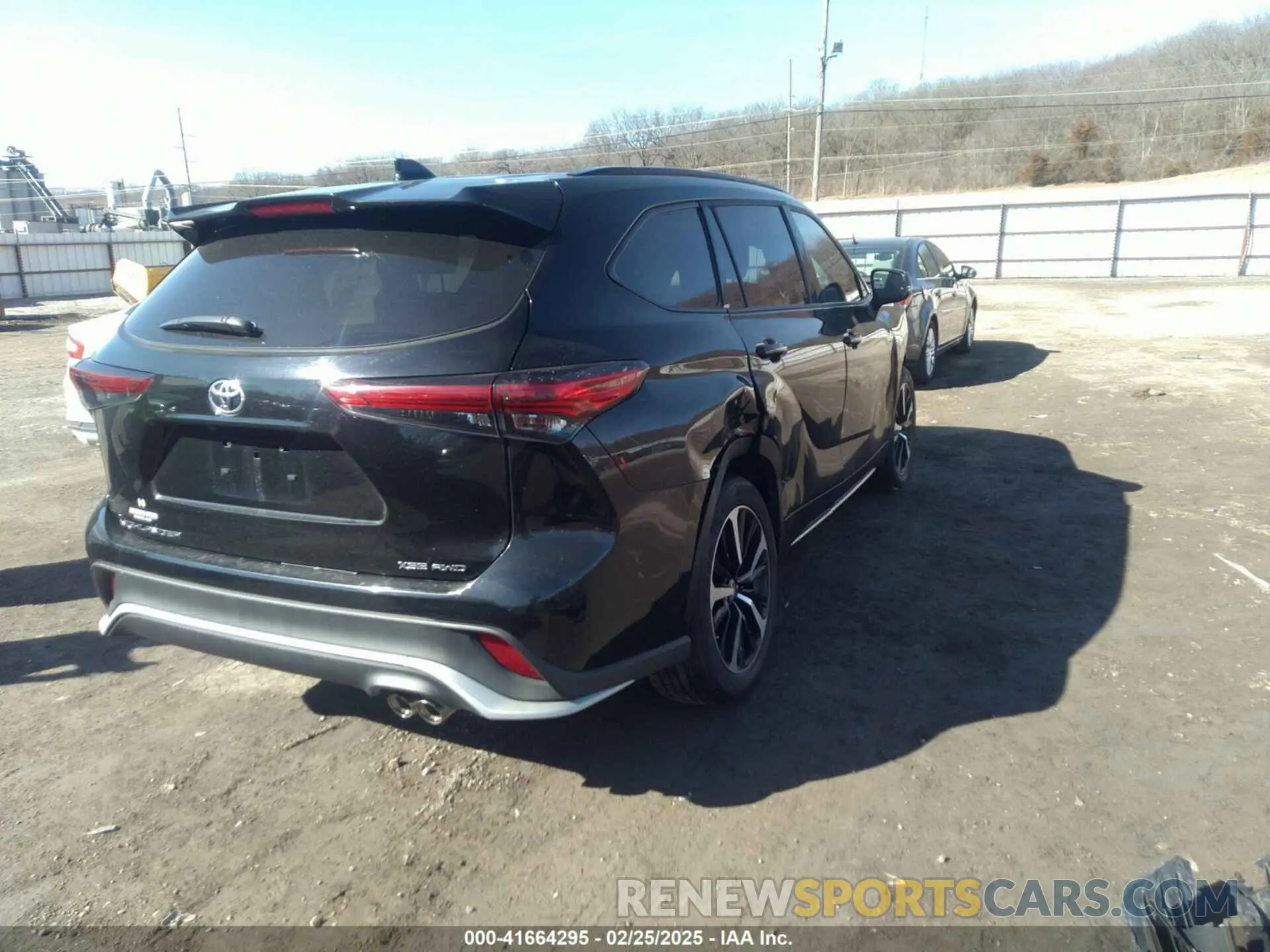 4 Photograph of a damaged car 5TDJZRBHXMS148998 TOYOTA HIGHLANDER 2021