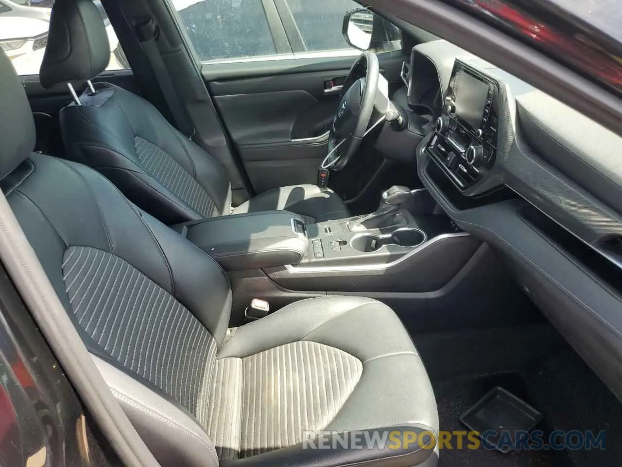 5 Photograph of a damaged car 5TDLZRAH7MS031776 TOYOTA HIGHLANDER 2021