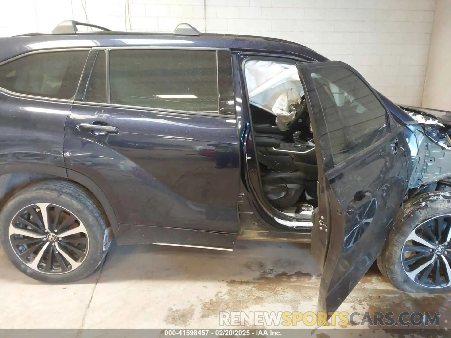 14 Photograph of a damaged car 5TDLZRAH9MS064231 TOYOTA HIGHLANDER 2021