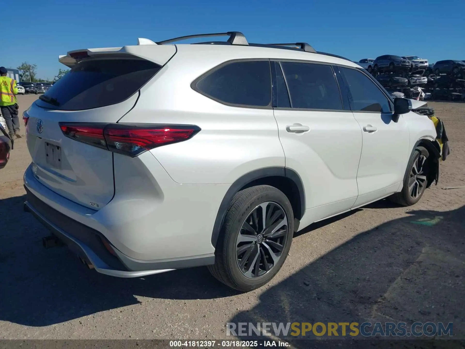4 Photograph of a damaged car 5TDLZRAHXMS048670 TOYOTA HIGHLANDER 2021