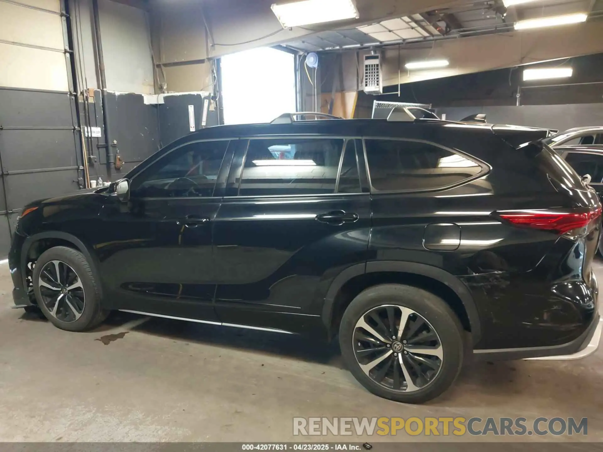14 Photograph of a damaged car 5TDLZRBH8MS153139 TOYOTA HIGHLANDER 2021