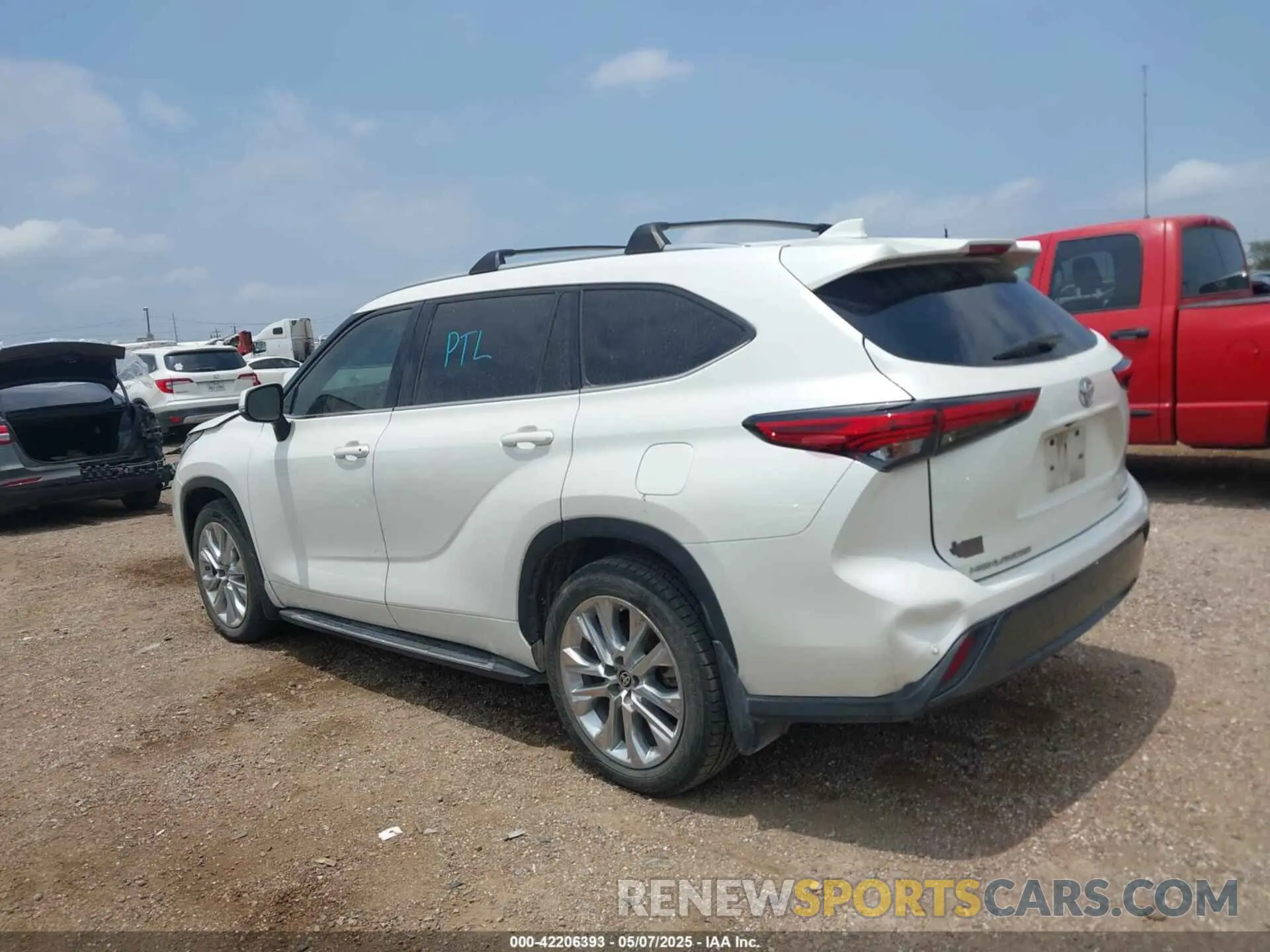 15 Photograph of a damaged car 5TDYZRAH2MS525873 TOYOTA HIGHLANDER 2021