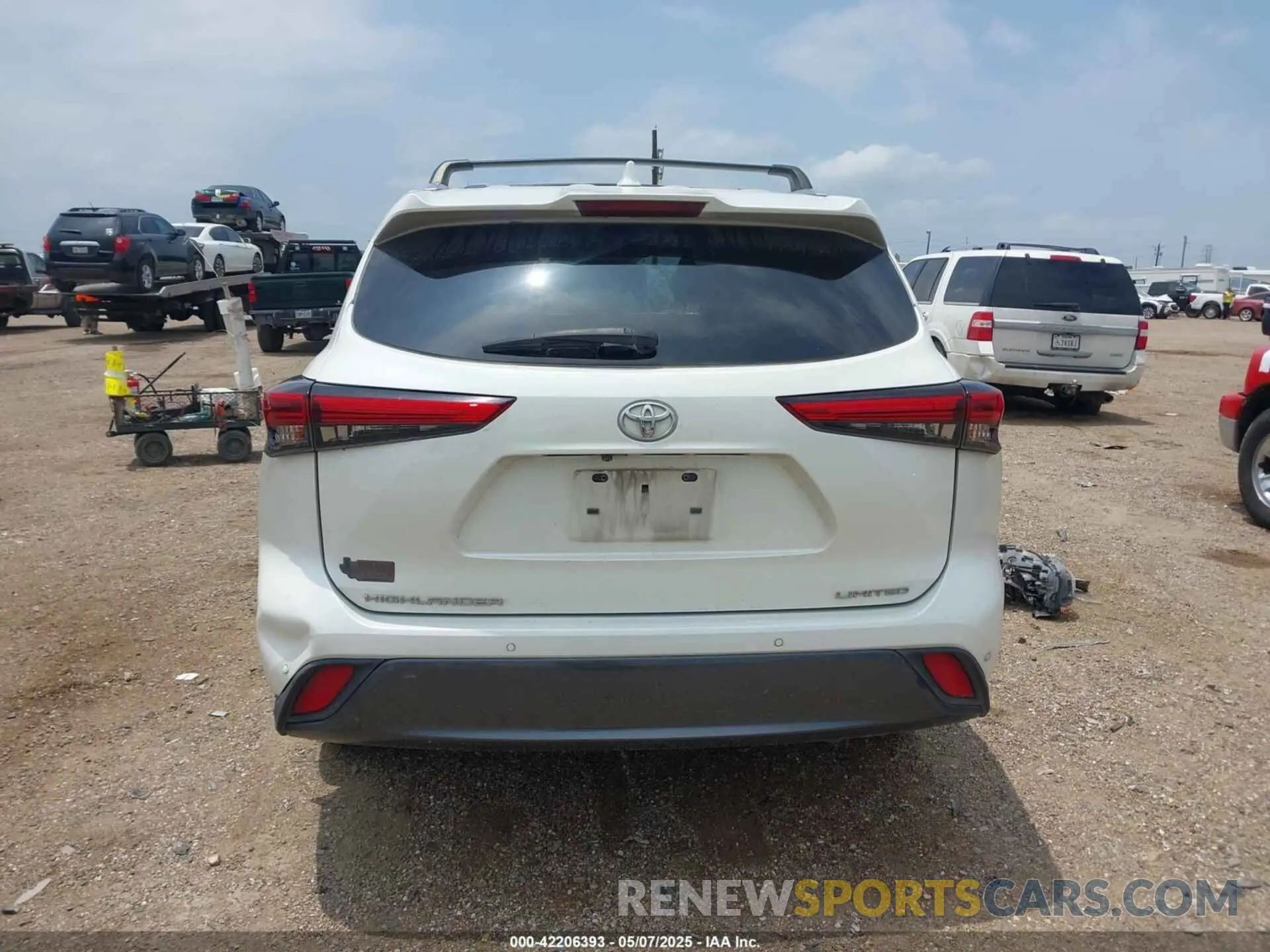 17 Photograph of a damaged car 5TDYZRAH2MS525873 TOYOTA HIGHLANDER 2021