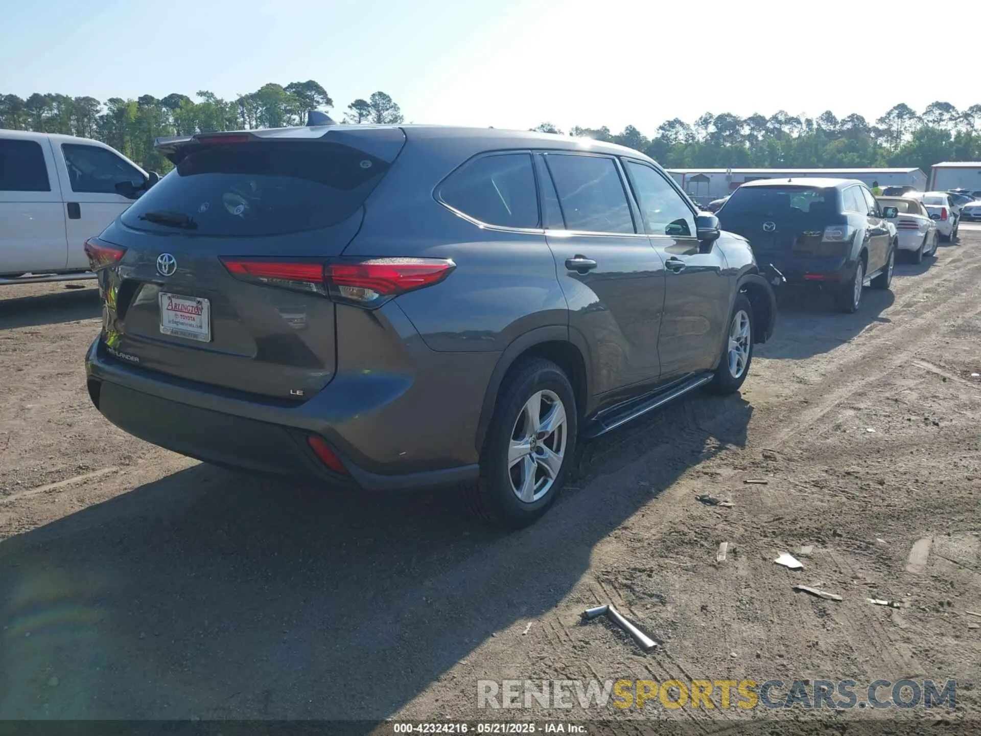 4 Photograph of a damaged car 5TDZZRAH4MS068164 TOYOTA HIGHLANDER 2021