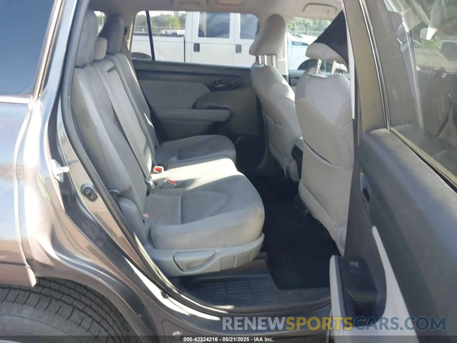 8 Photograph of a damaged car 5TDZZRAH4MS068164 TOYOTA HIGHLANDER 2021