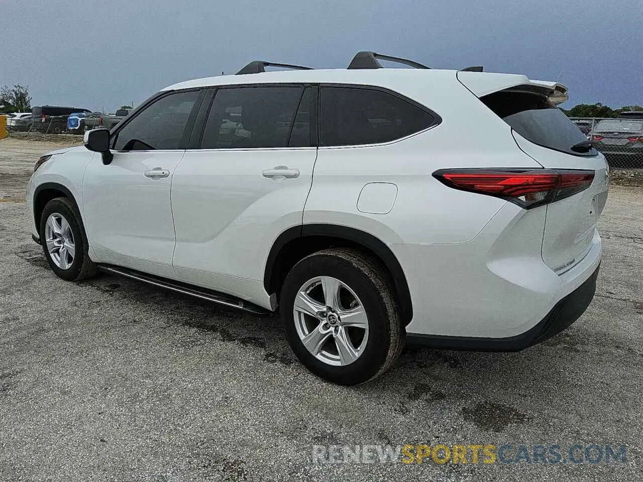 2 Photograph of a damaged car 5TDCZRAH3NS134985 TOYOTA HIGHLANDER 2022