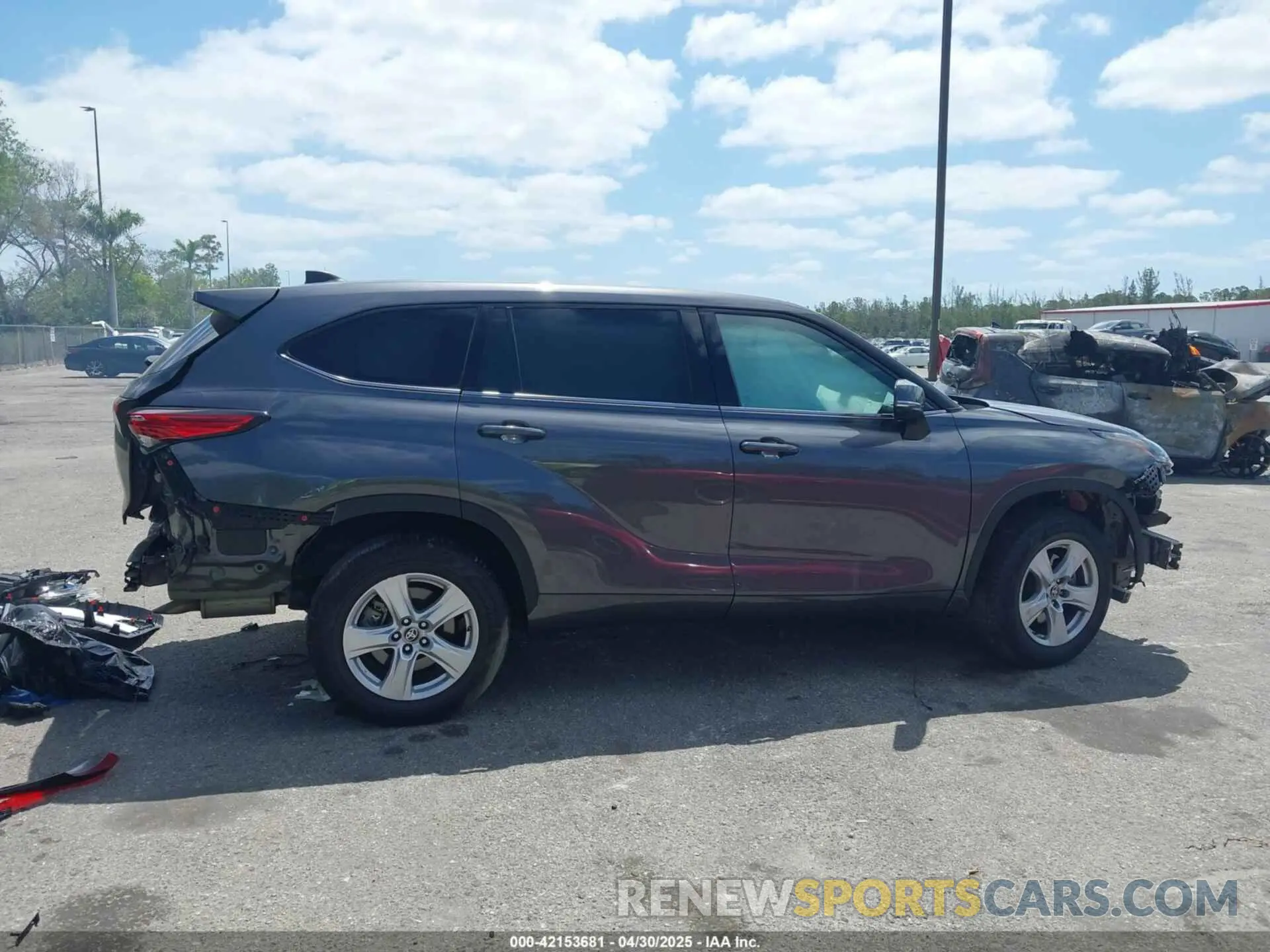 12 Photograph of a damaged car 5TDCZRAH4NS543318 TOYOTA HIGHLANDER 2022