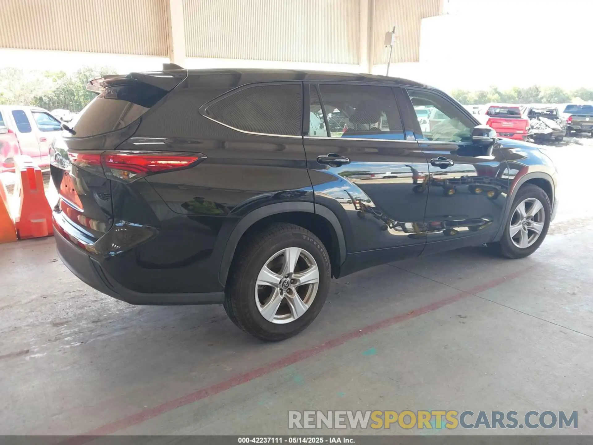 4 Photograph of a damaged car 5TDCZRAH5NS132283 TOYOTA HIGHLANDER 2022