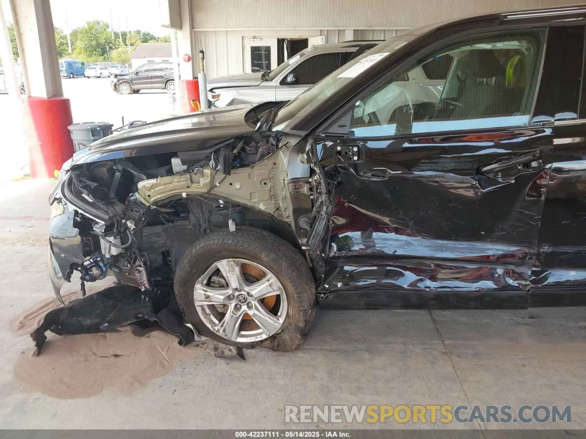 6 Photograph of a damaged car 5TDCZRAH5NS132283 TOYOTA HIGHLANDER 2022