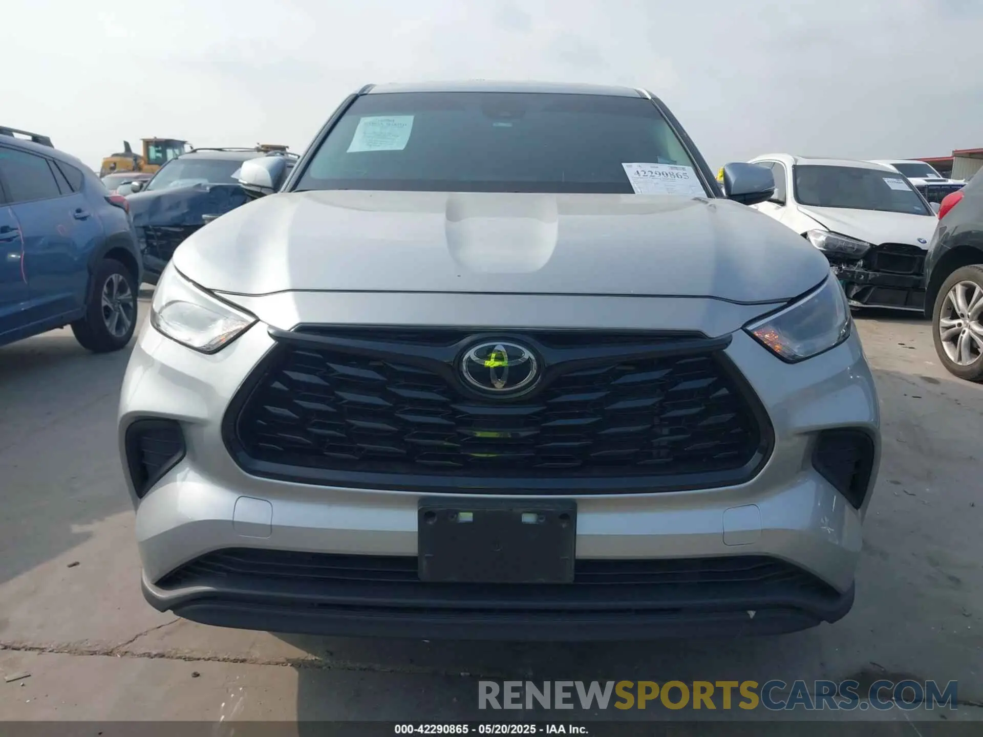 13 Photograph of a damaged car 5TDCZRAH9NS560521 TOYOTA HIGHLANDER 2022