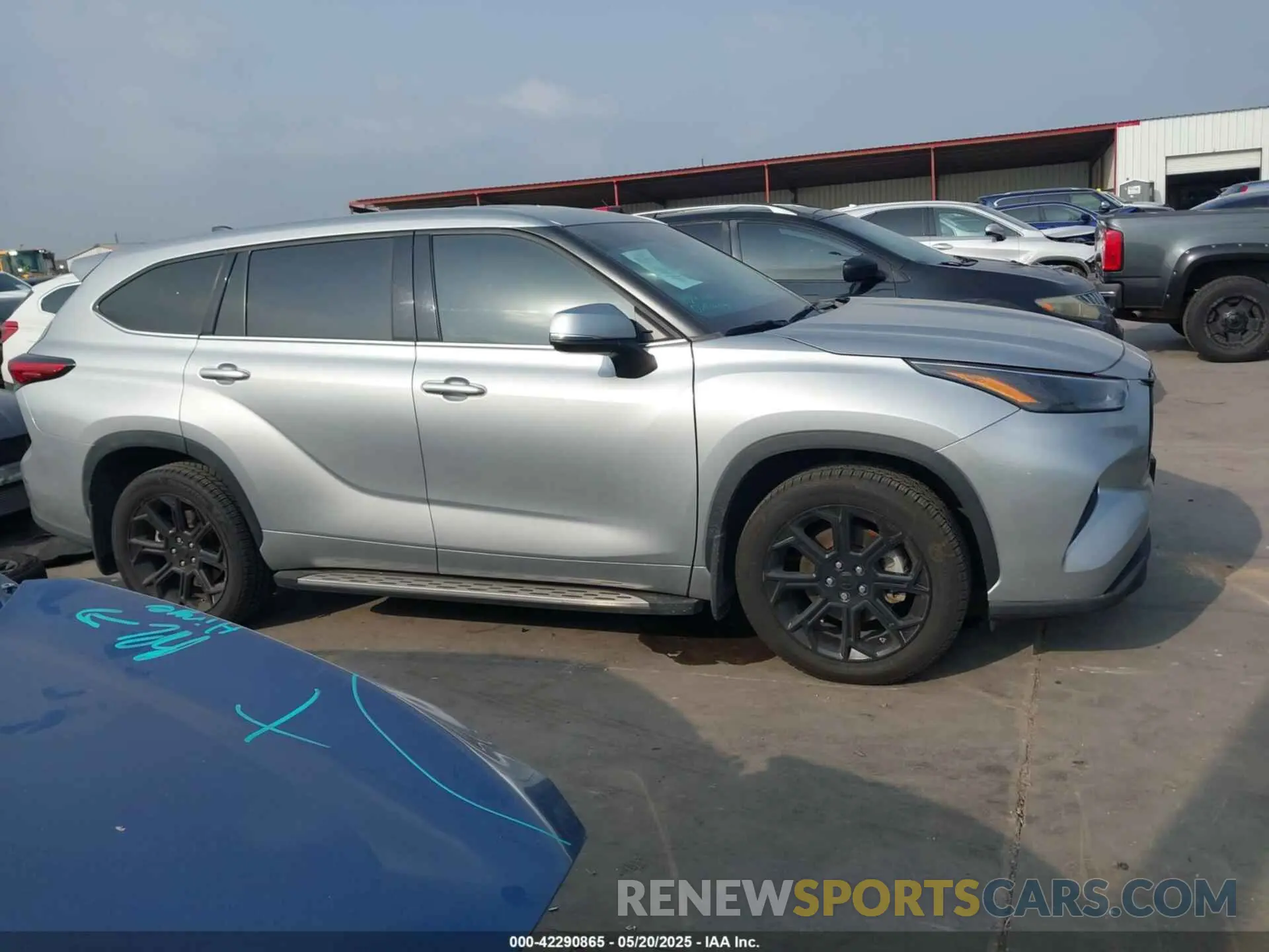 14 Photograph of a damaged car 5TDCZRAH9NS560521 TOYOTA HIGHLANDER 2022