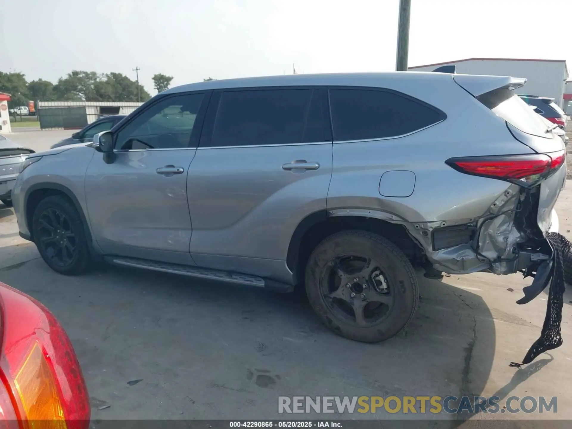 15 Photograph of a damaged car 5TDCZRAH9NS560521 TOYOTA HIGHLANDER 2022