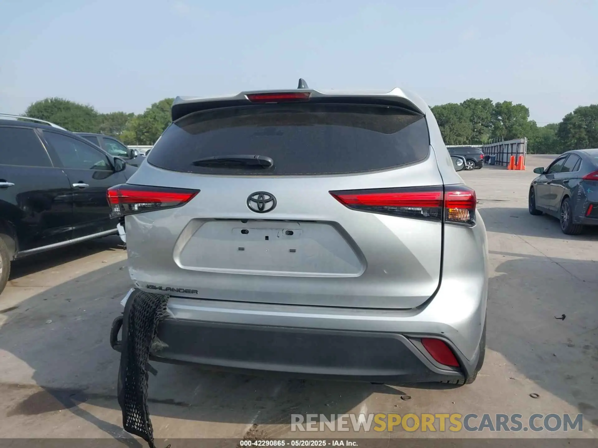 17 Photograph of a damaged car 5TDCZRAH9NS560521 TOYOTA HIGHLANDER 2022