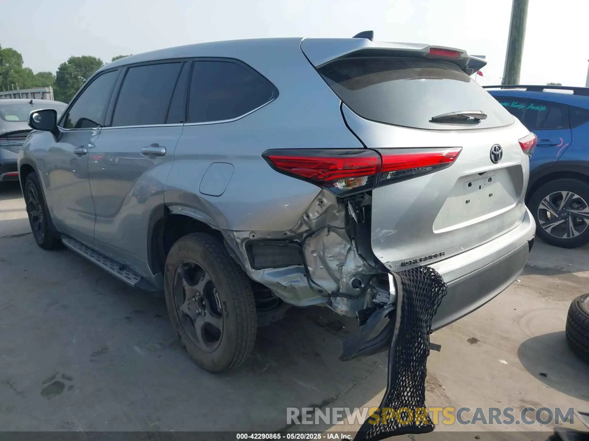 3 Photograph of a damaged car 5TDCZRAH9NS560521 TOYOTA HIGHLANDER 2022