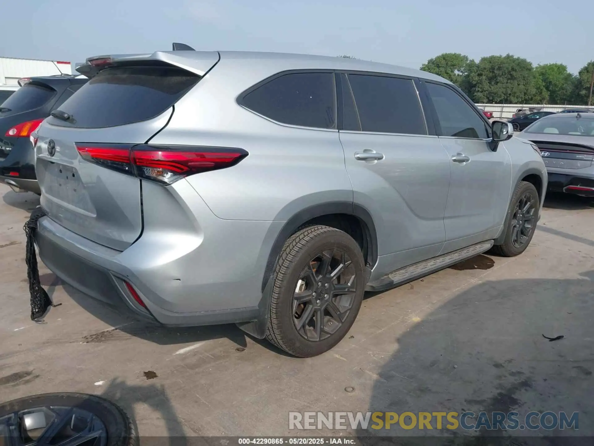 4 Photograph of a damaged car 5TDCZRAH9NS560521 TOYOTA HIGHLANDER 2022