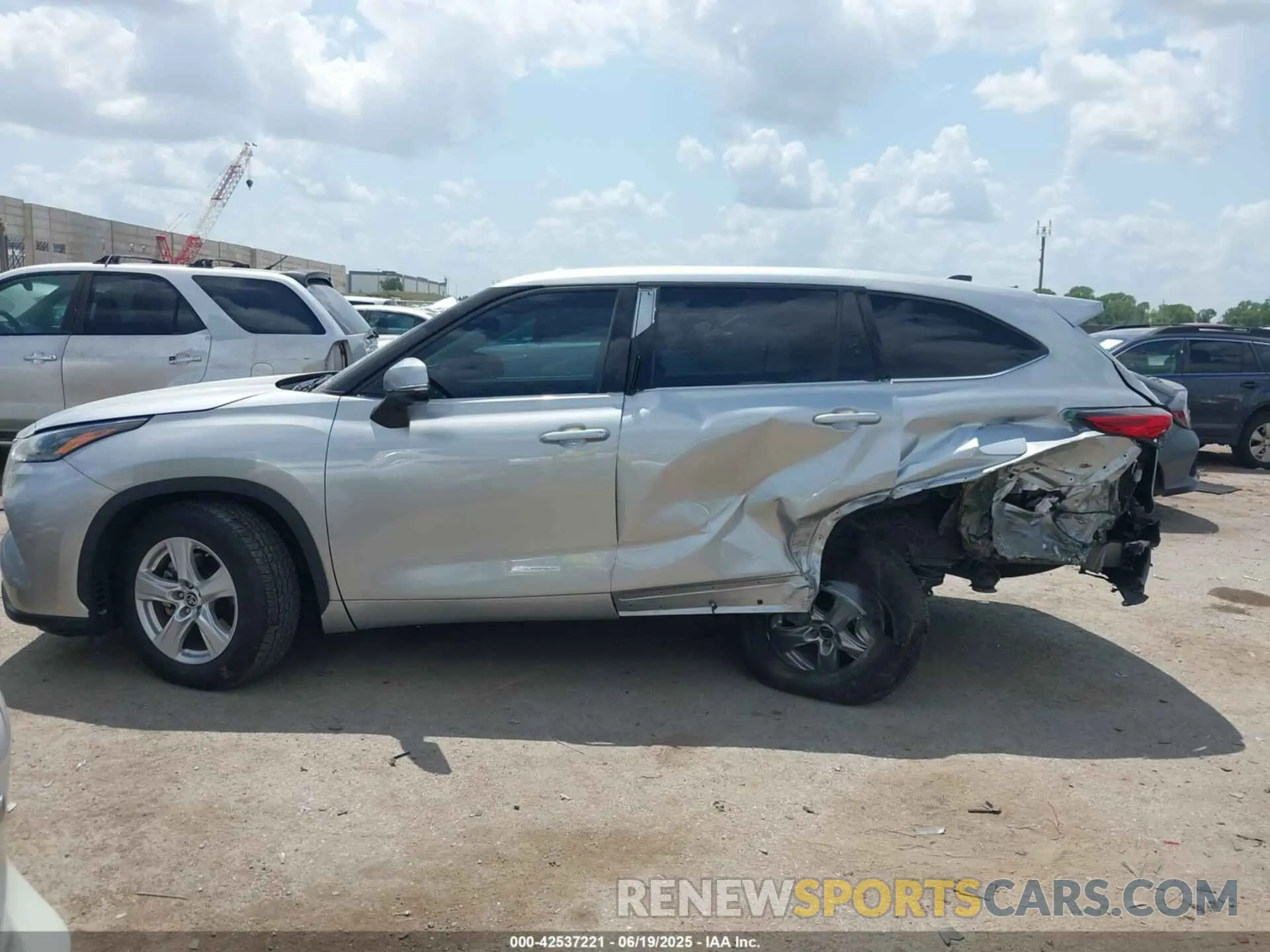 13 Photograph of a damaged car 5TDCZRAHXNS099393 TOYOTA HIGHLANDER 2022